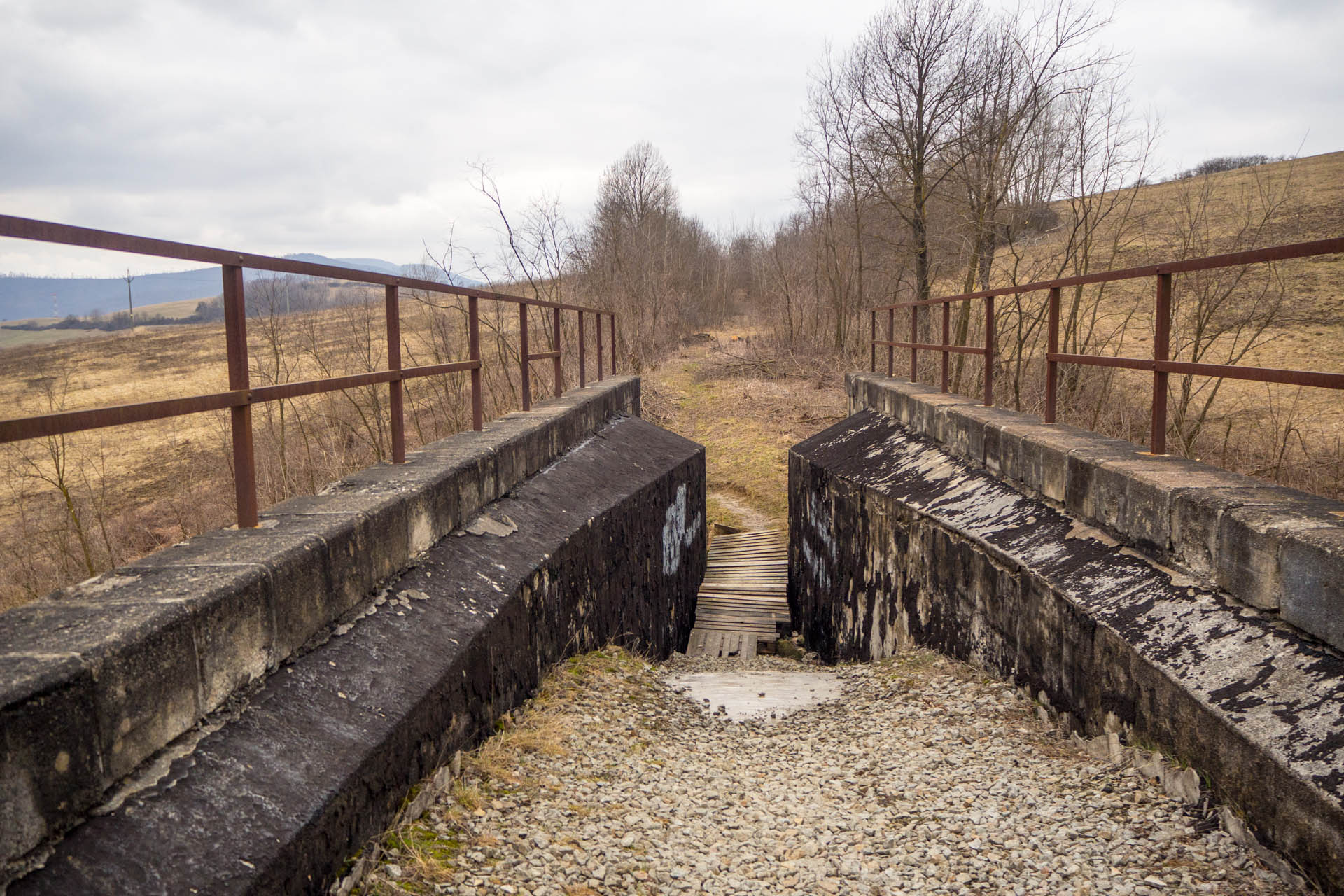 Koprášsky viadukt, Koprášsky a Slavošovský tunel zo Slavošoviec (Stolické vrchy)