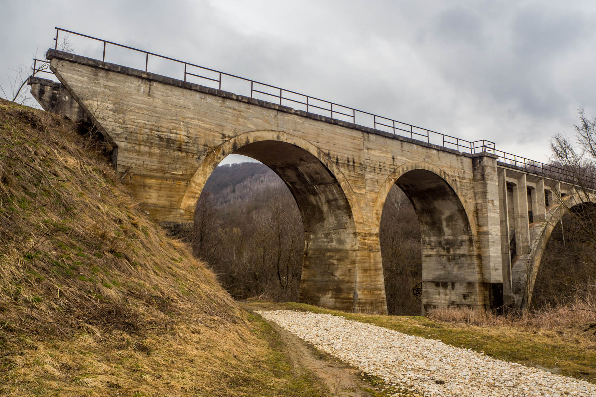 Koprášsky viadukt, Koprášsky a Slavošovský tunel zo Slavošoviec (Stolické vrchy)