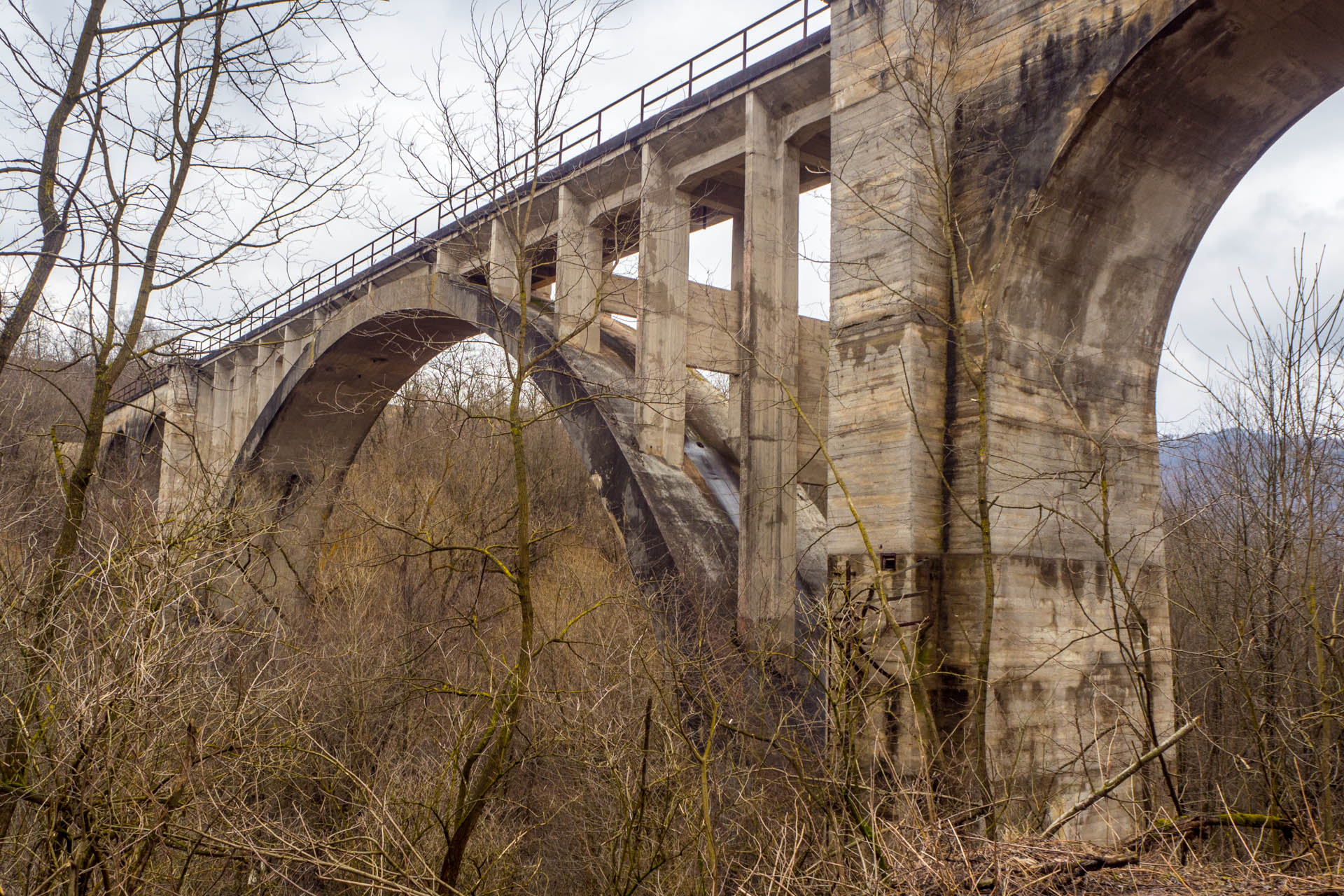 Koprášsky viadukt, Koprášsky a Slavošovský tunel zo Slavošoviec (Stolické vrchy)