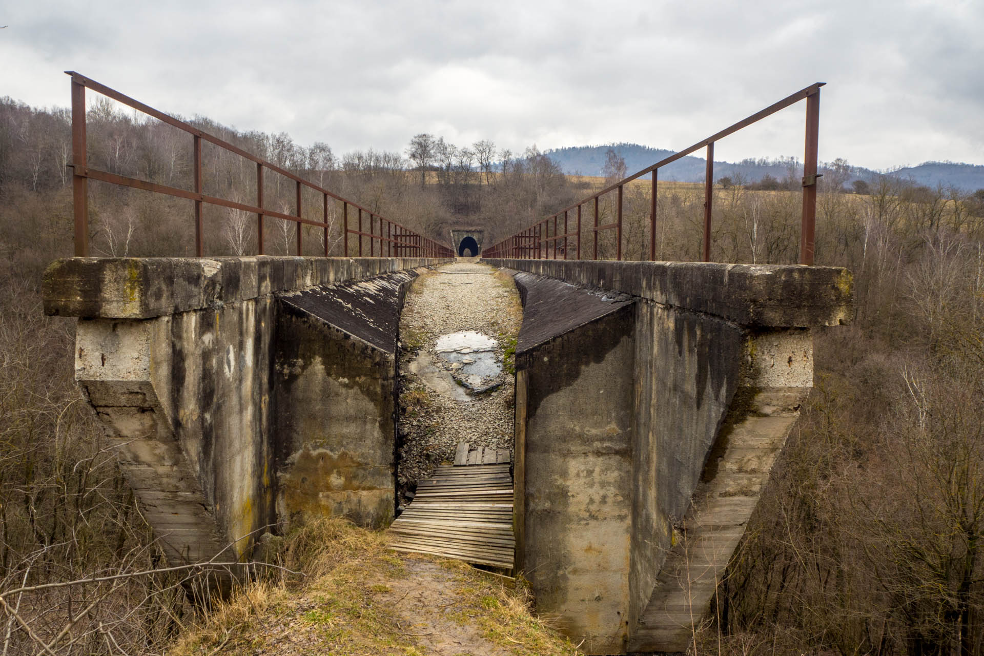 Koprášsky viadukt, Koprášsky a Slavošovský tunel zo Slavošoviec (Stolické vrchy)