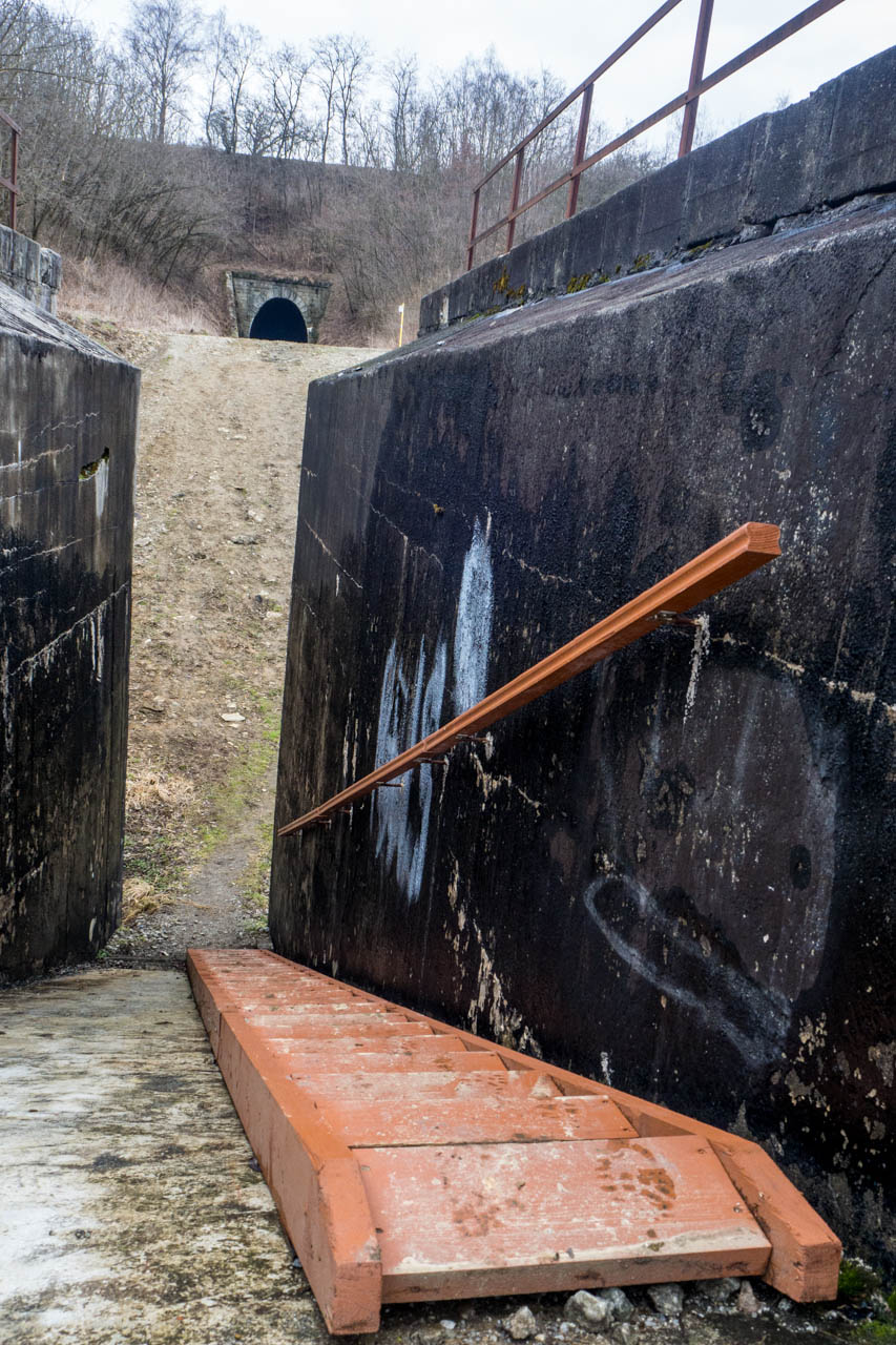 Koprášsky viadukt, Koprášsky a Slavošovský tunel zo Slavošoviec (Stolické vrchy)