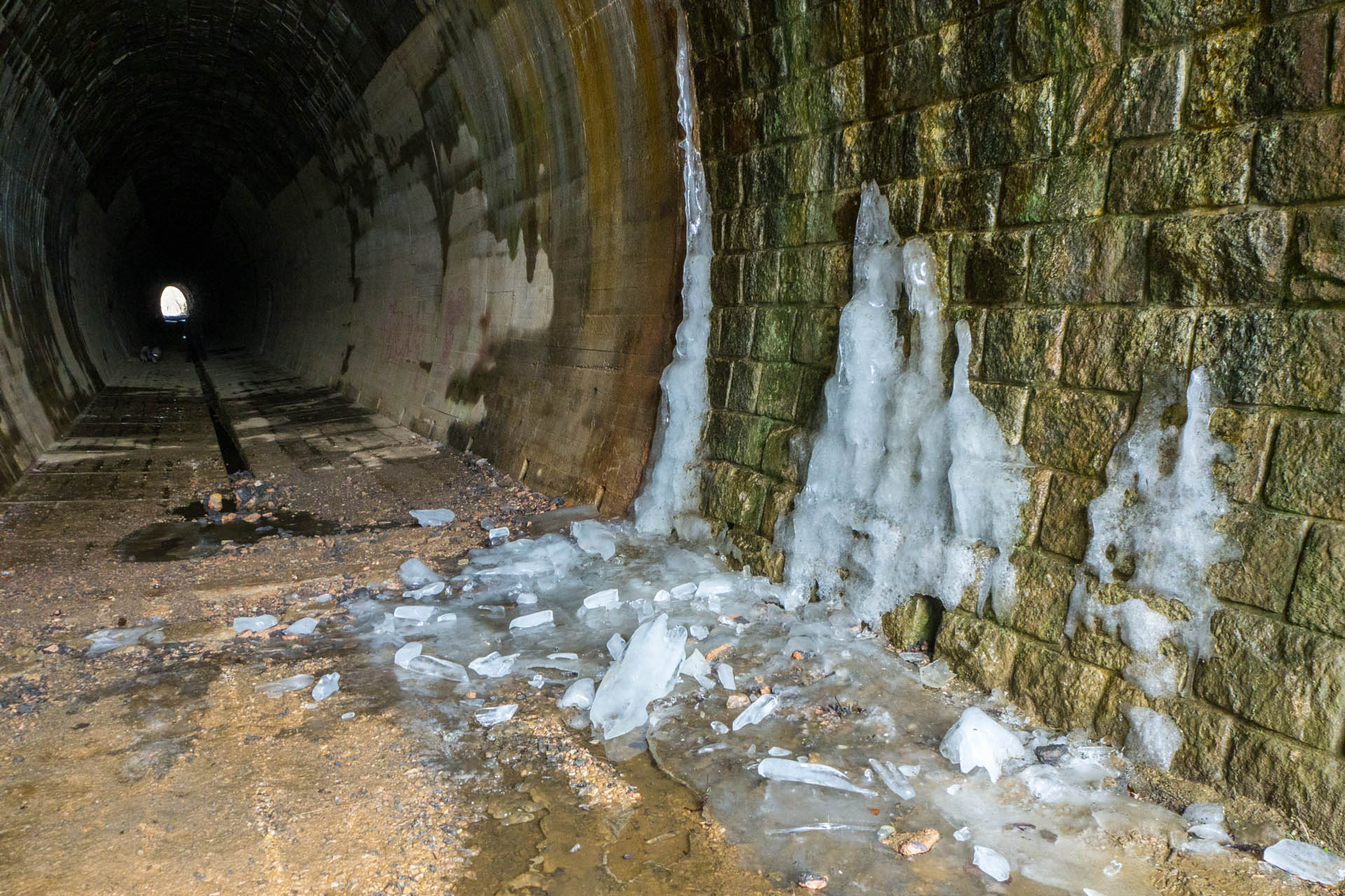 Koprášsky viadukt, Koprášsky a Slavošovský tunel zo Slavošoviec (Stolické vrchy)