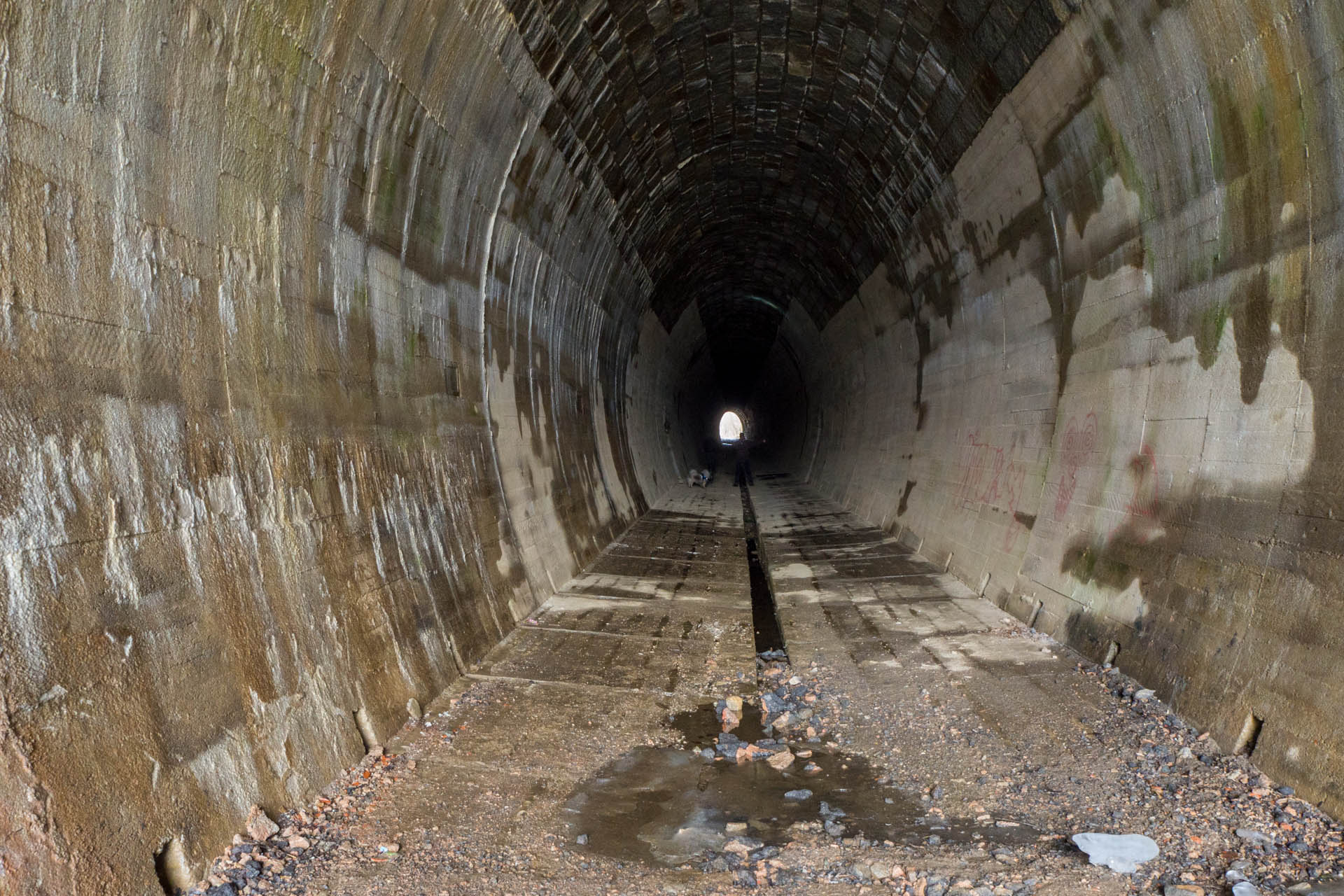 Koprášsky viadukt, Koprášsky a Slavošovský tunel zo Slavošoviec (Stolické vrchy)