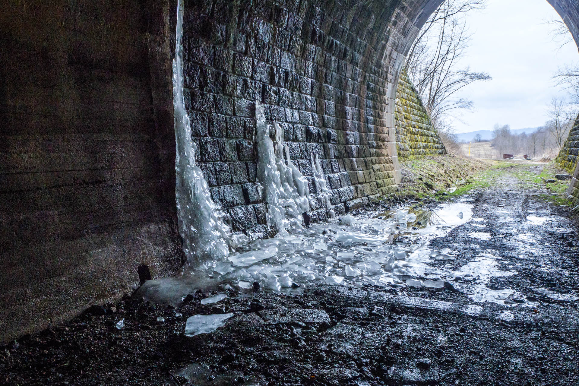 Koprášsky viadukt, Koprášsky a Slavošovský tunel zo Slavošoviec (Stolické vrchy)