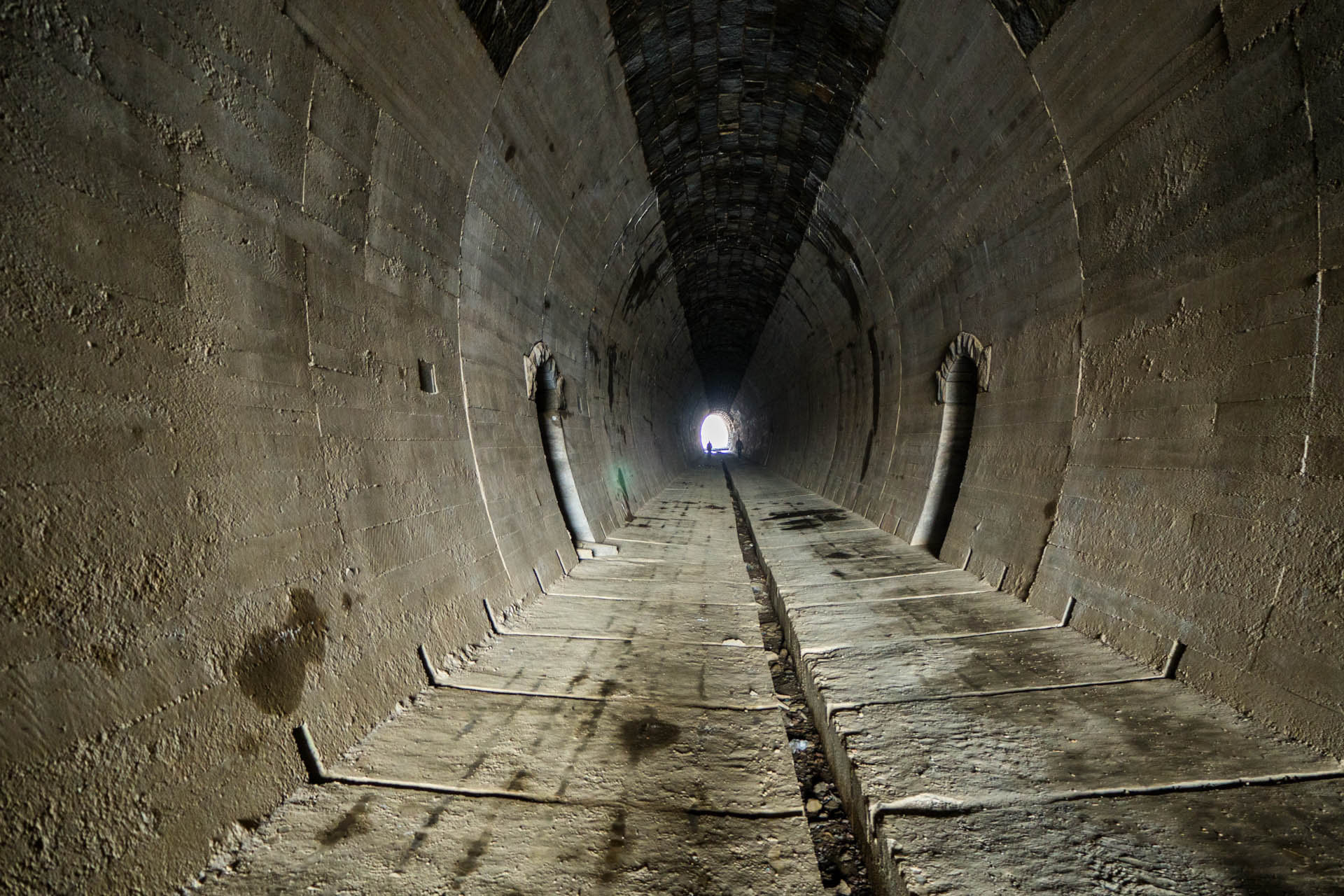 Koprášsky viadukt, Koprášsky a Slavošovský tunel zo Slavošoviec (Stolické vrchy)