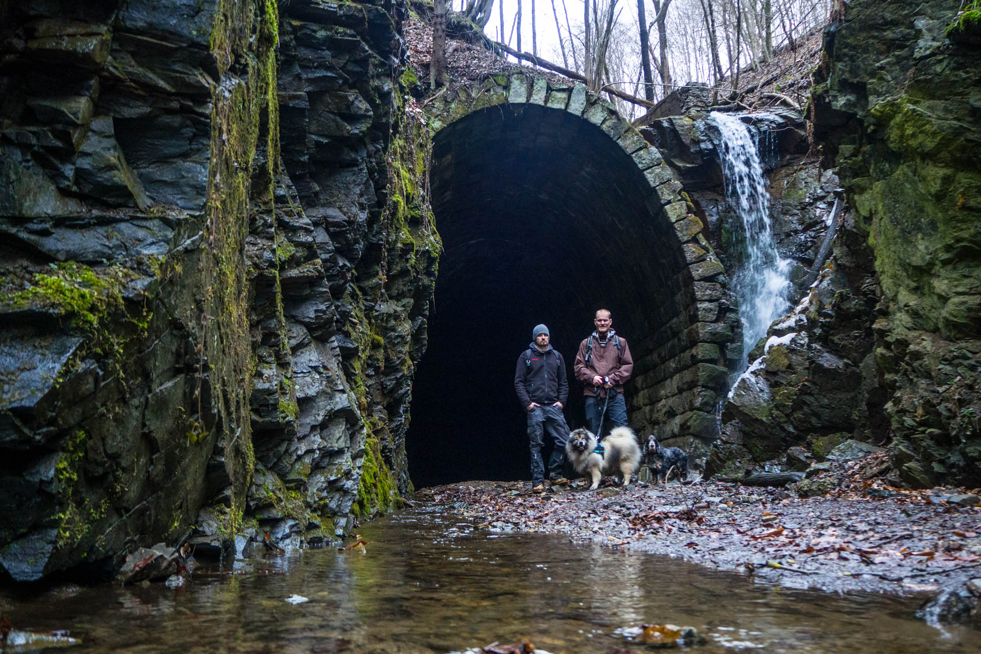 Koprášsky viadukt, Koprášsky a Slavošovský tunel zo Slavošoviec (Stolické vrchy)