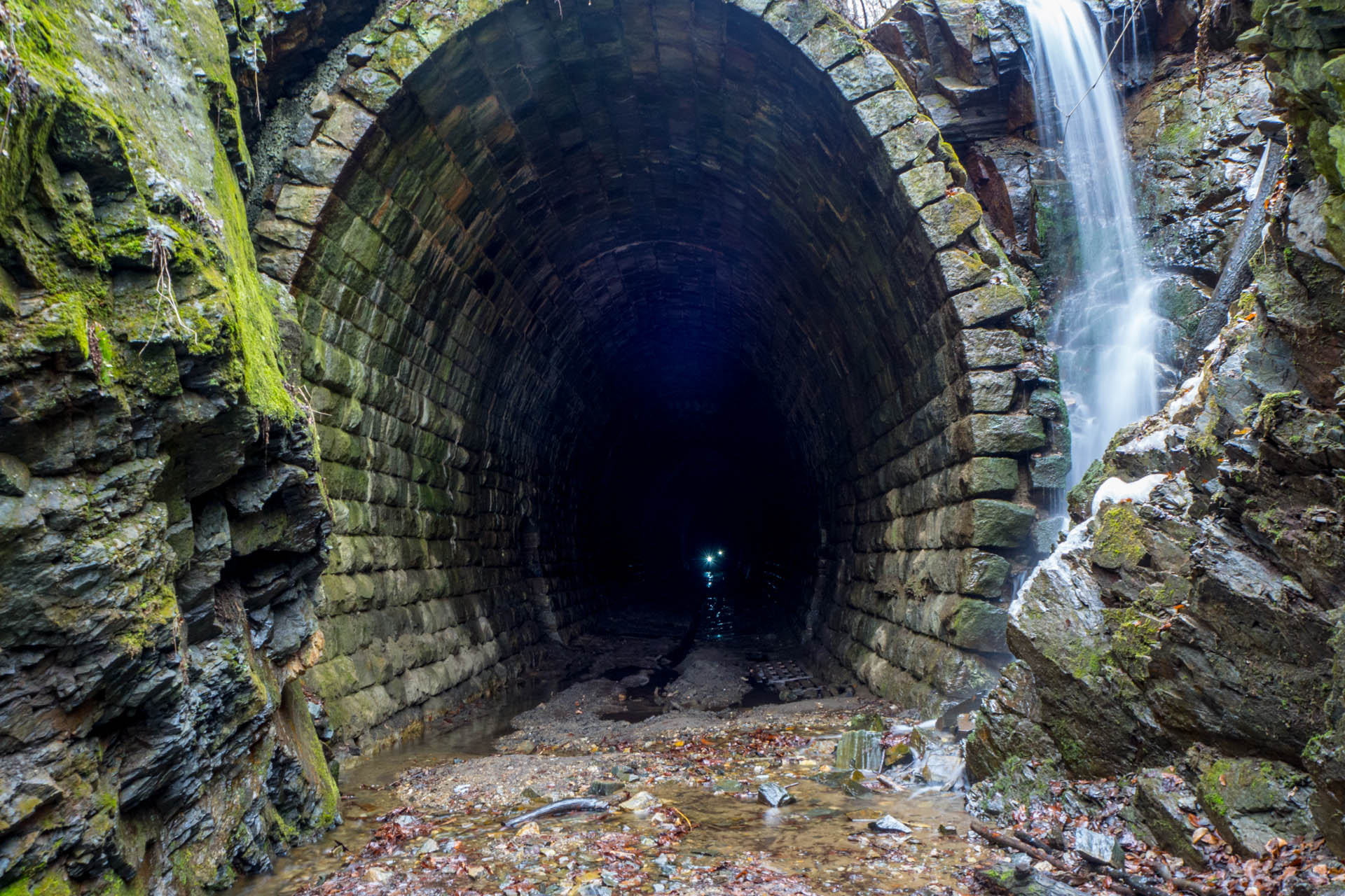 Koprášsky viadukt, Koprášsky a Slavošovský tunel zo Slavošoviec (Stolické vrchy)