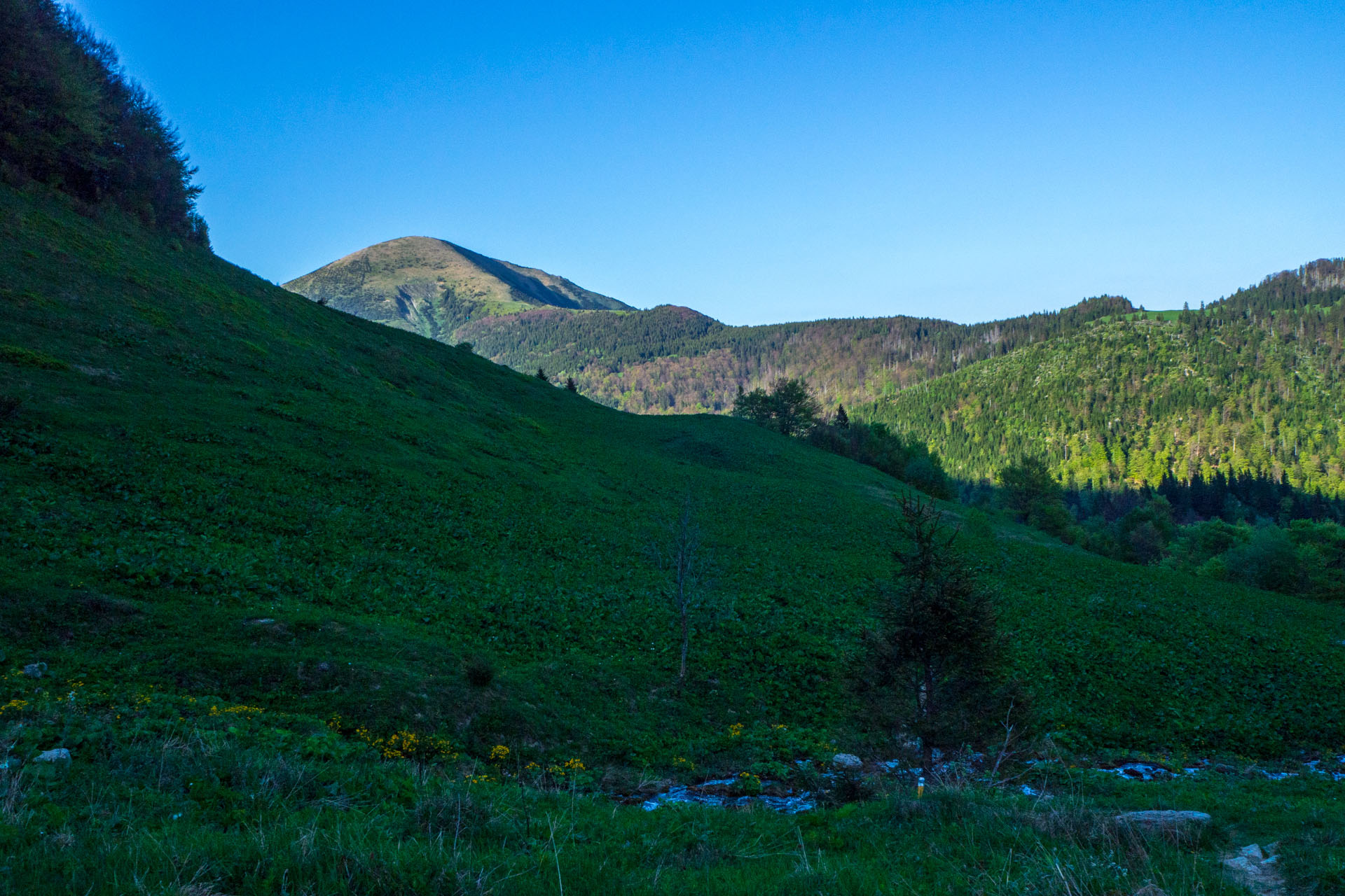 Šútovský vodopád a Chata pod Chlebom z Rieky (Malá Fatra)