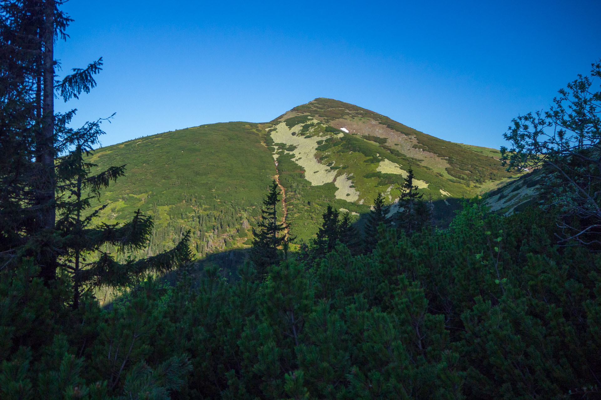 Veľký a Malý Kriváň z Chaty pod Chlebom (Malá Fatra)