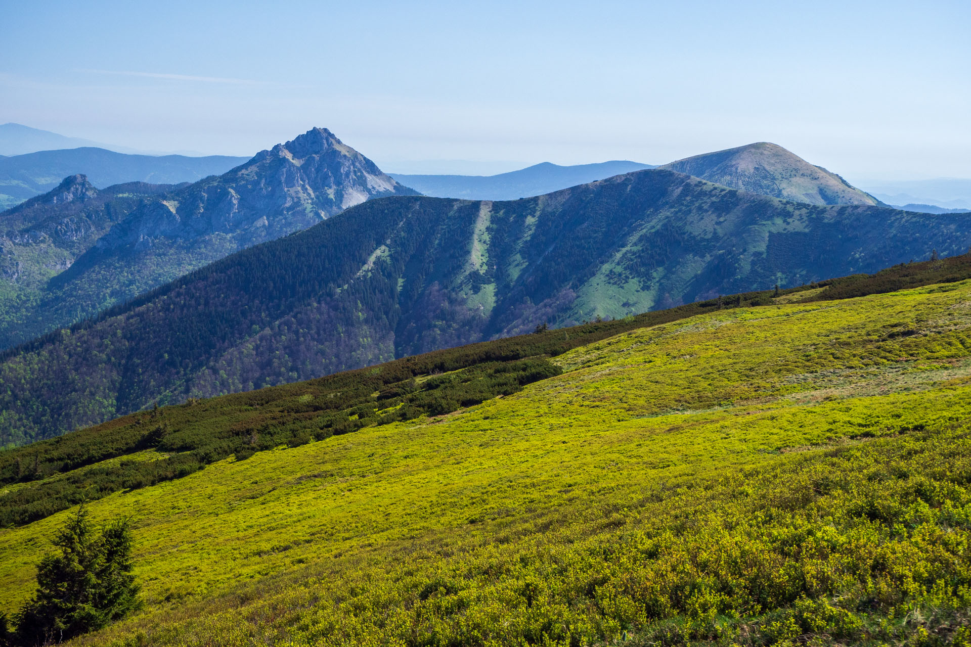 Veľký a Malý Kriváň z Chaty pod Chlebom (Malá Fatra)