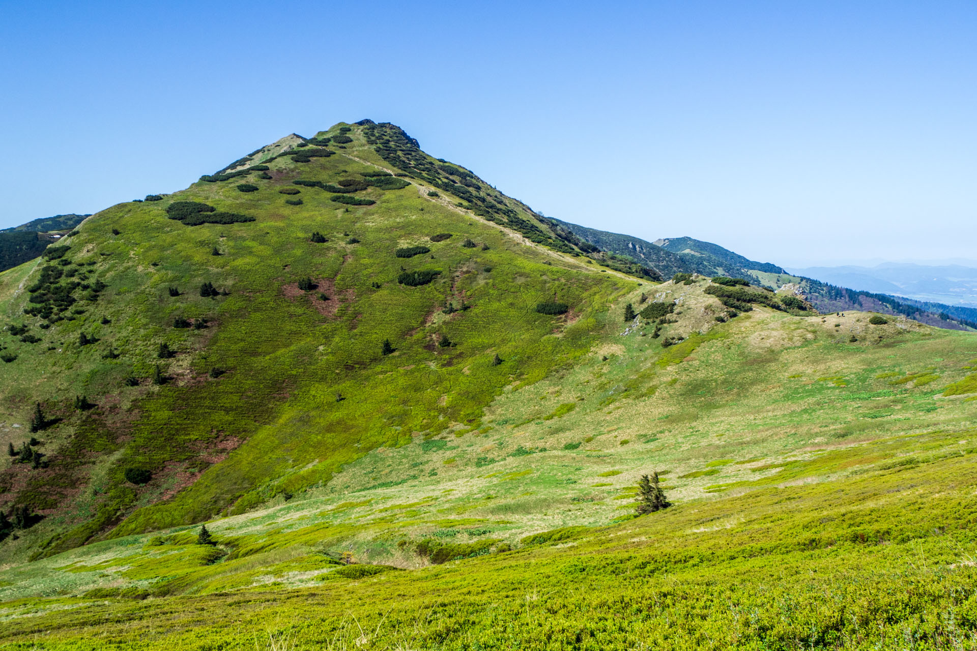 Veľký a Malý Kriváň z Chaty pod Chlebom (Malá Fatra)