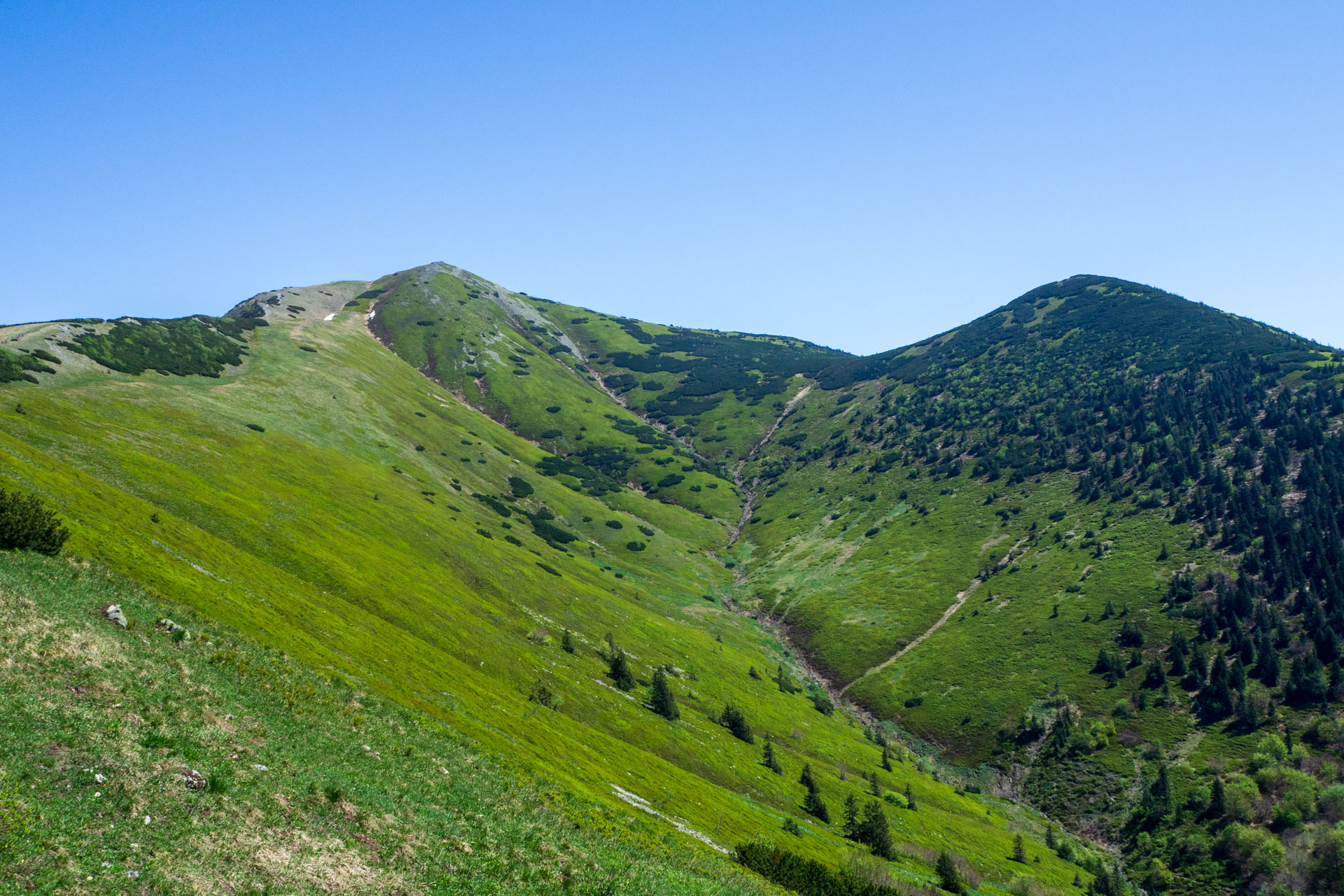 Veľký a Malý Kriváň z Chaty pod Chlebom (Malá Fatra)