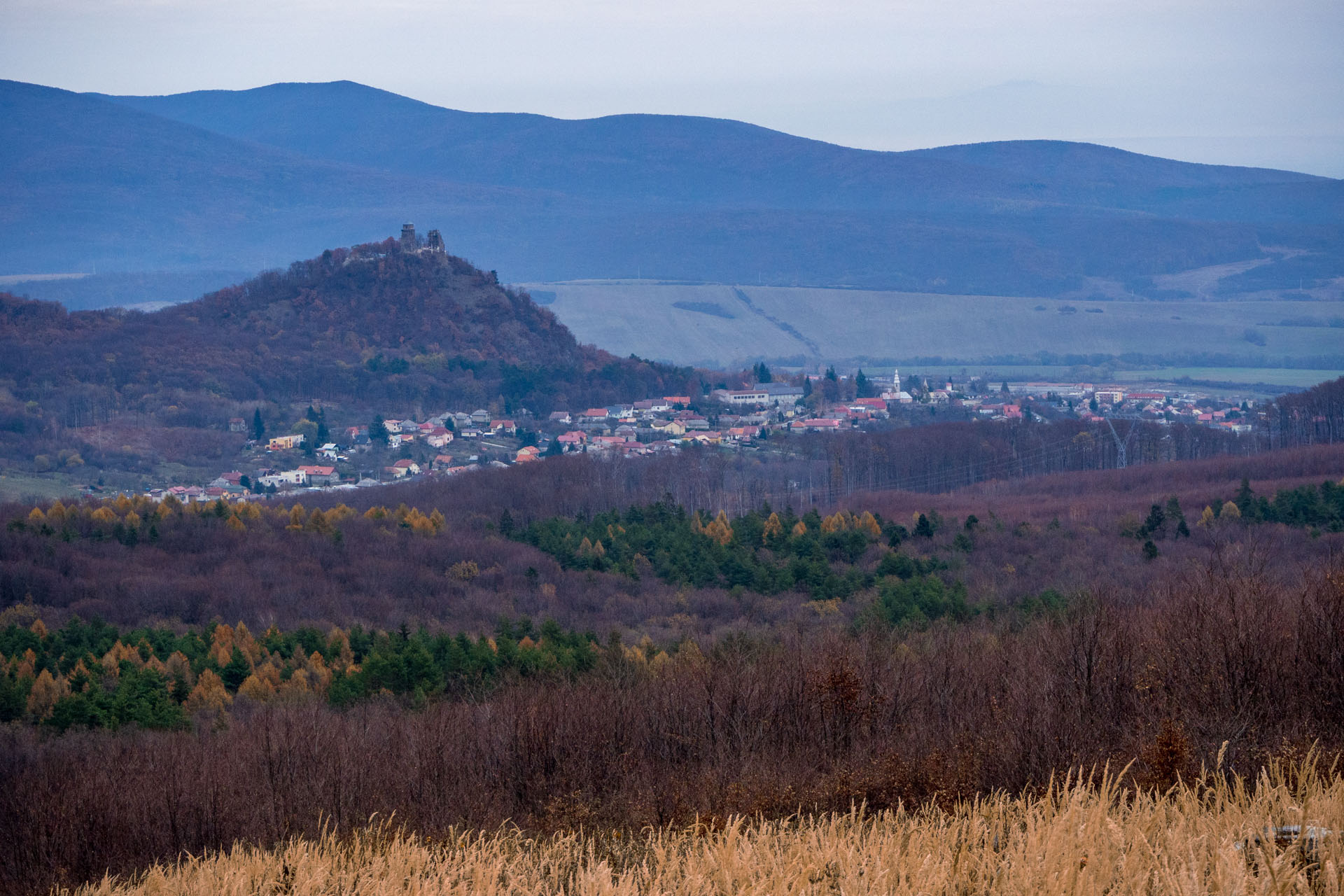 Vyhliadka pod Bradlom a Dobrák (Slanské vrchy)