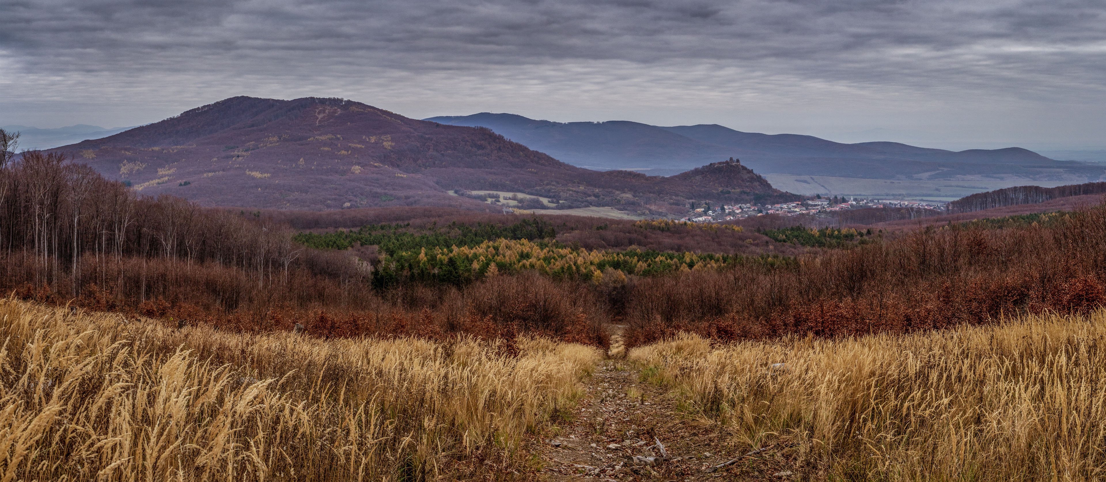 Vyhliadka pod Bradlom a Dobrák (Slanské vrchy)