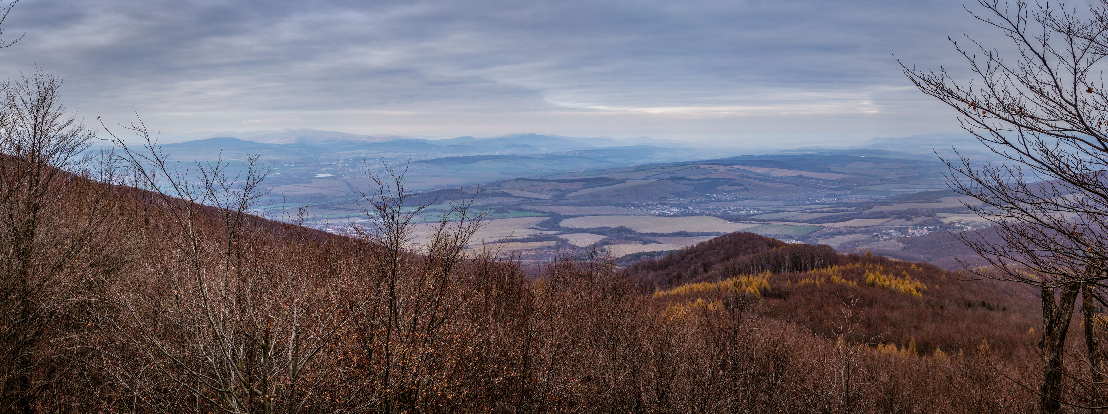 Vyhliadka pod Bradlom a Dobrák (Slanské vrchy)