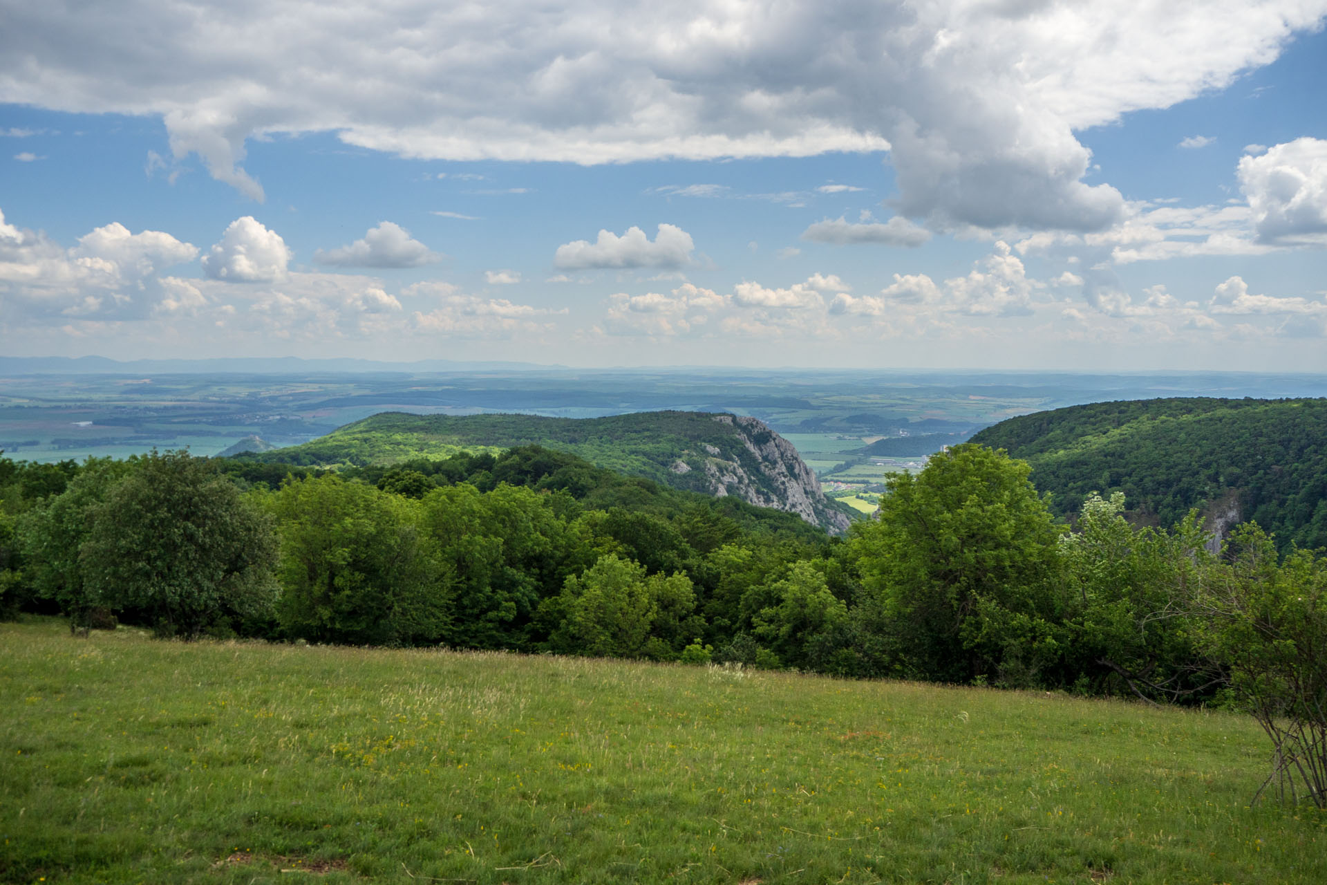 Vyhliadka za Okrúhlym lazom z Hája (Slovenský kras)