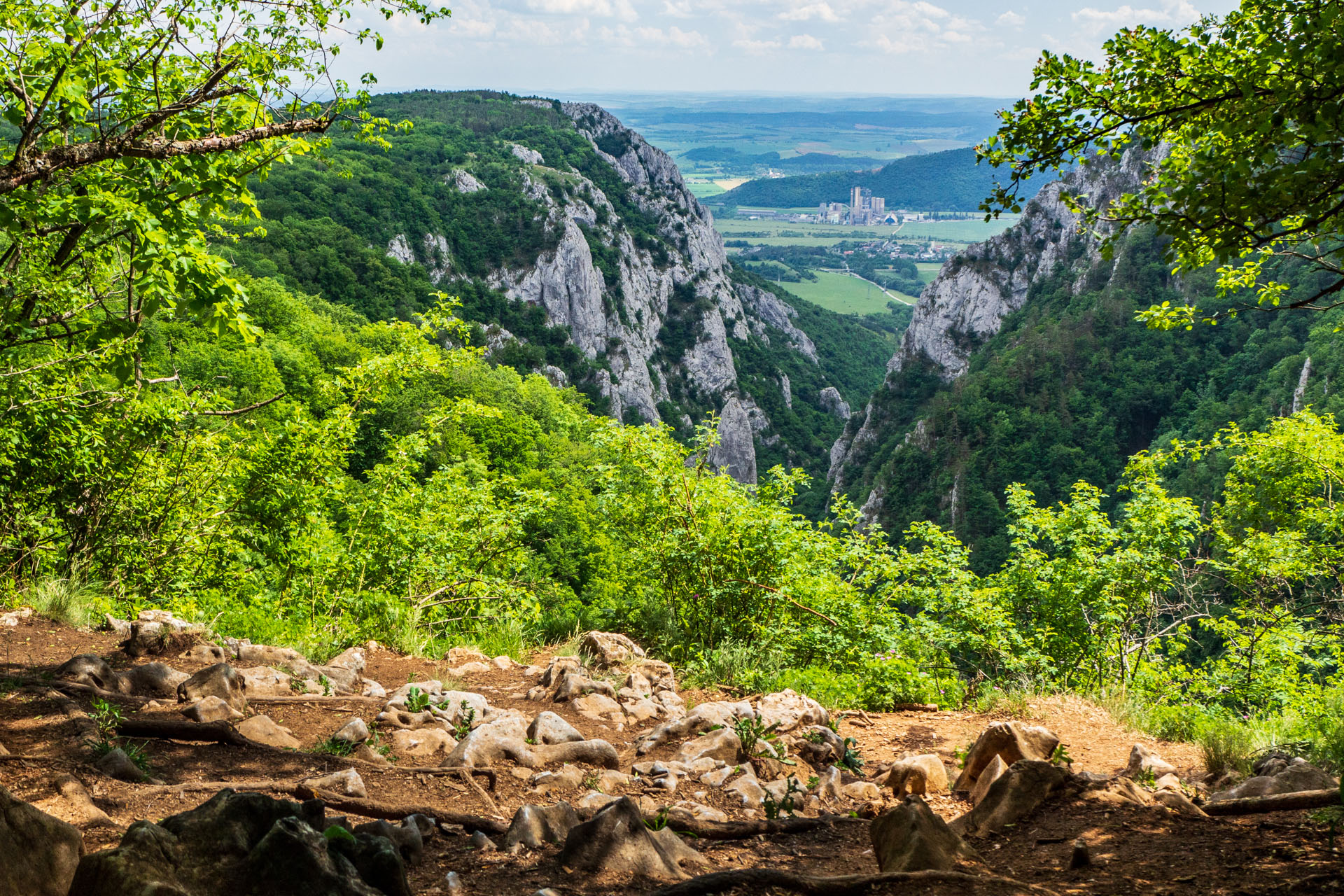 Vyhliadka za Okrúhlym lazom z Hája (Slovenský kras)