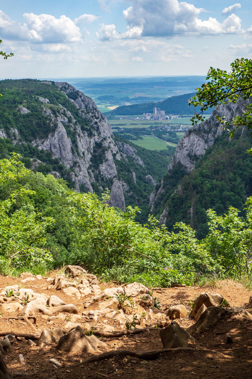 Vyhliadka za Okrúhlym lazom z Hája (Slovenský kras)