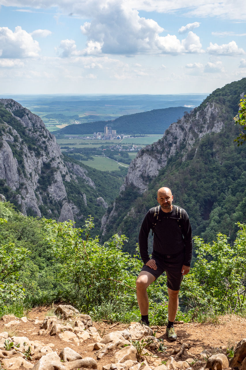 Vyhliadka za Okrúhlym lazom z Hája (Slovenský kras)