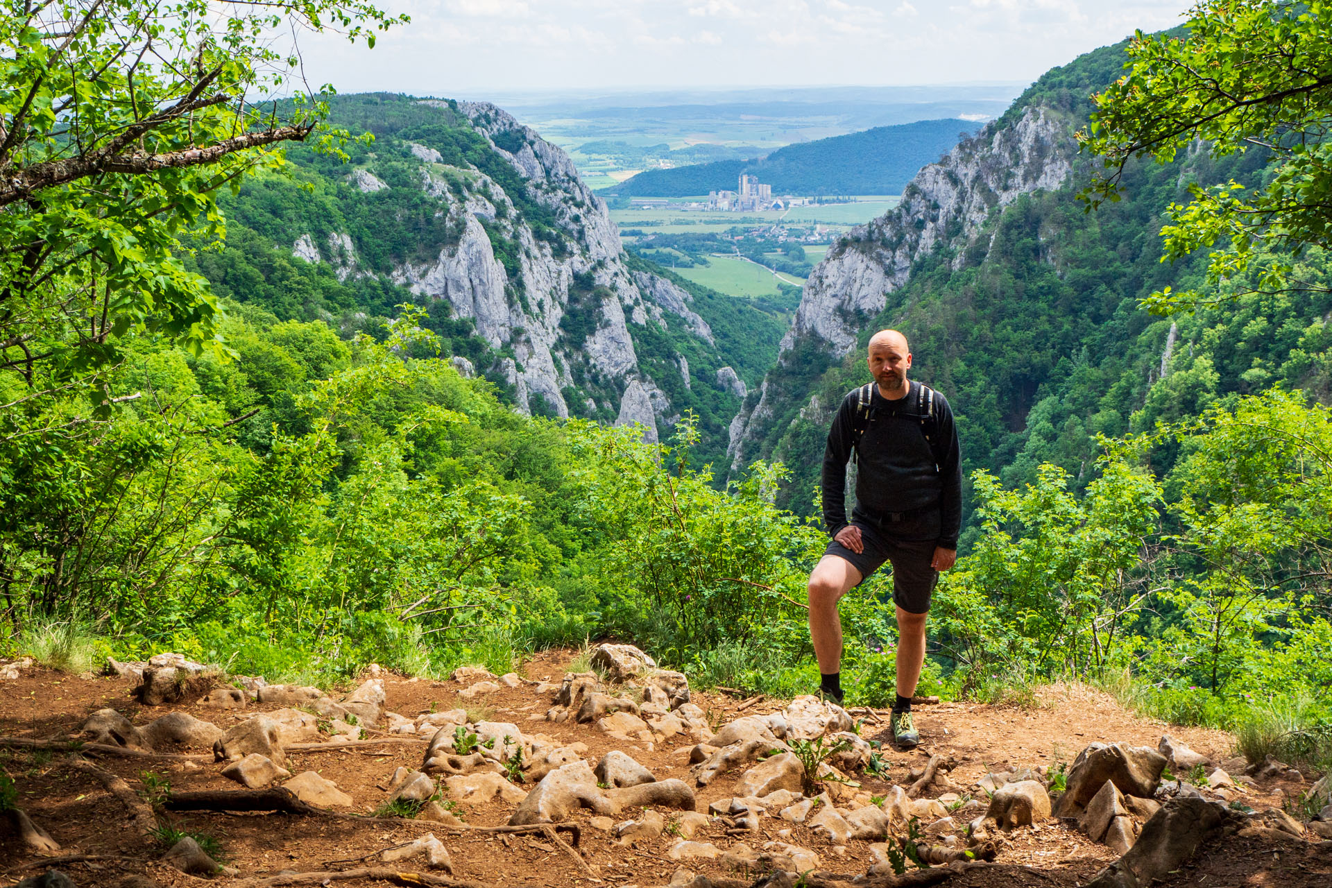 Vyhliadka za Okrúhlym lazom z Hája (Slovenský kras)