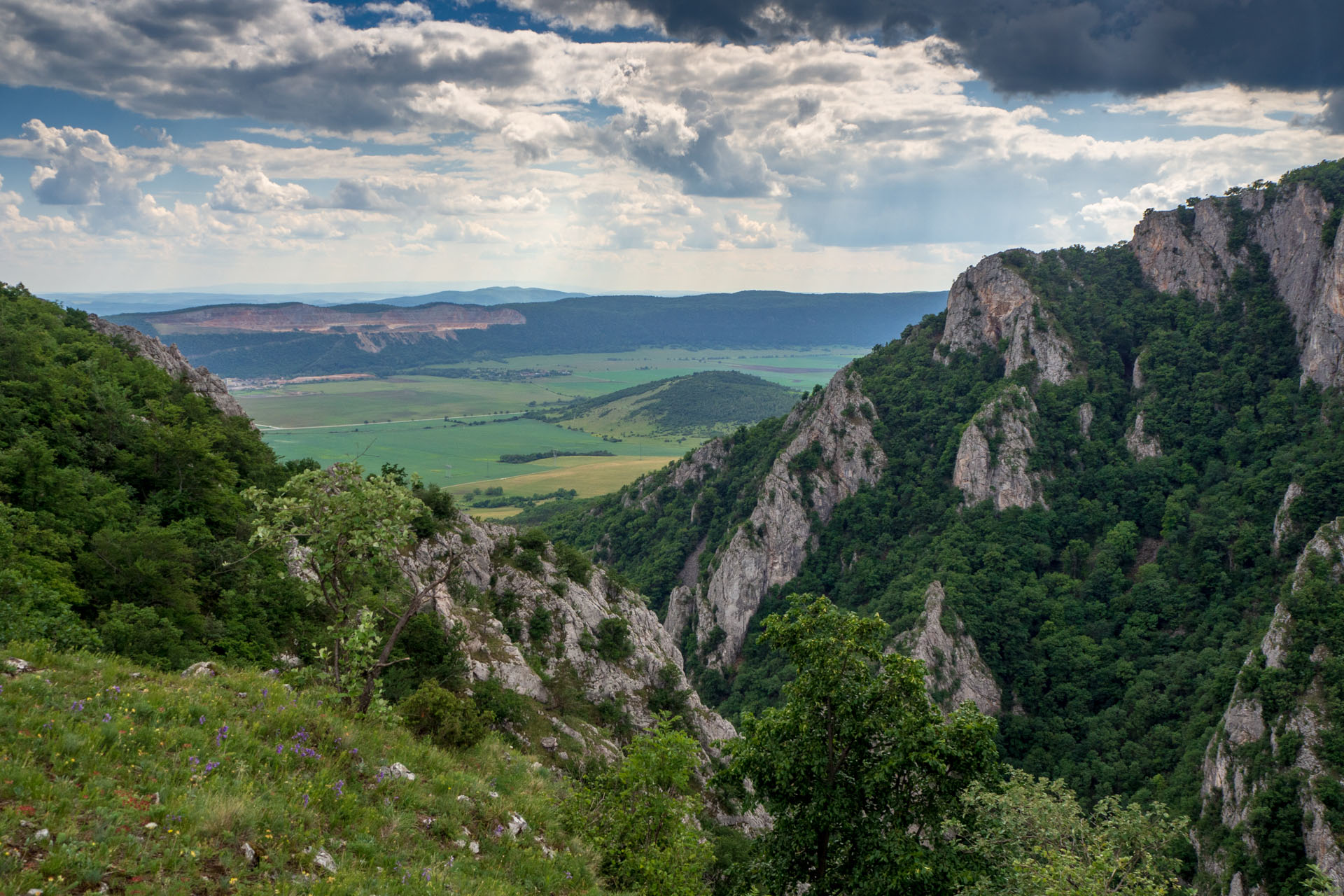 Vyhliadka za Okrúhlym lazom z Hája (Slovenský kras)