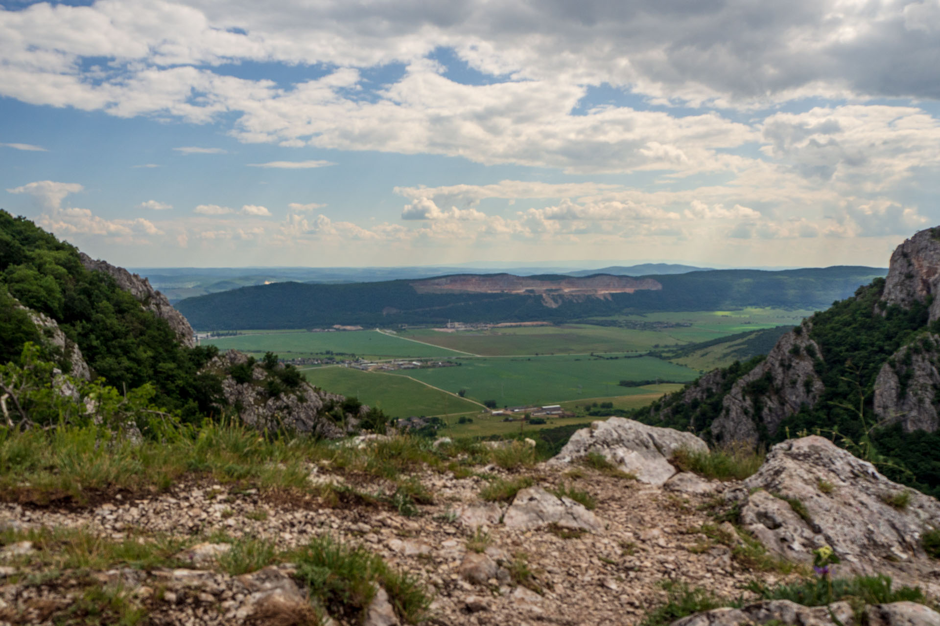 Vyhliadka za Okrúhlym lazom z Hája (Slovenský kras)