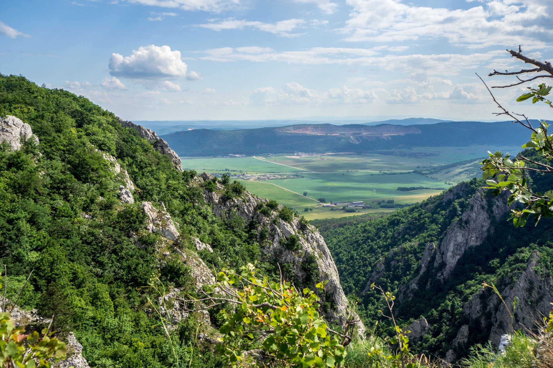 Vyhliadka za Okrúhlym lazom z Hája (Slovenský kras)