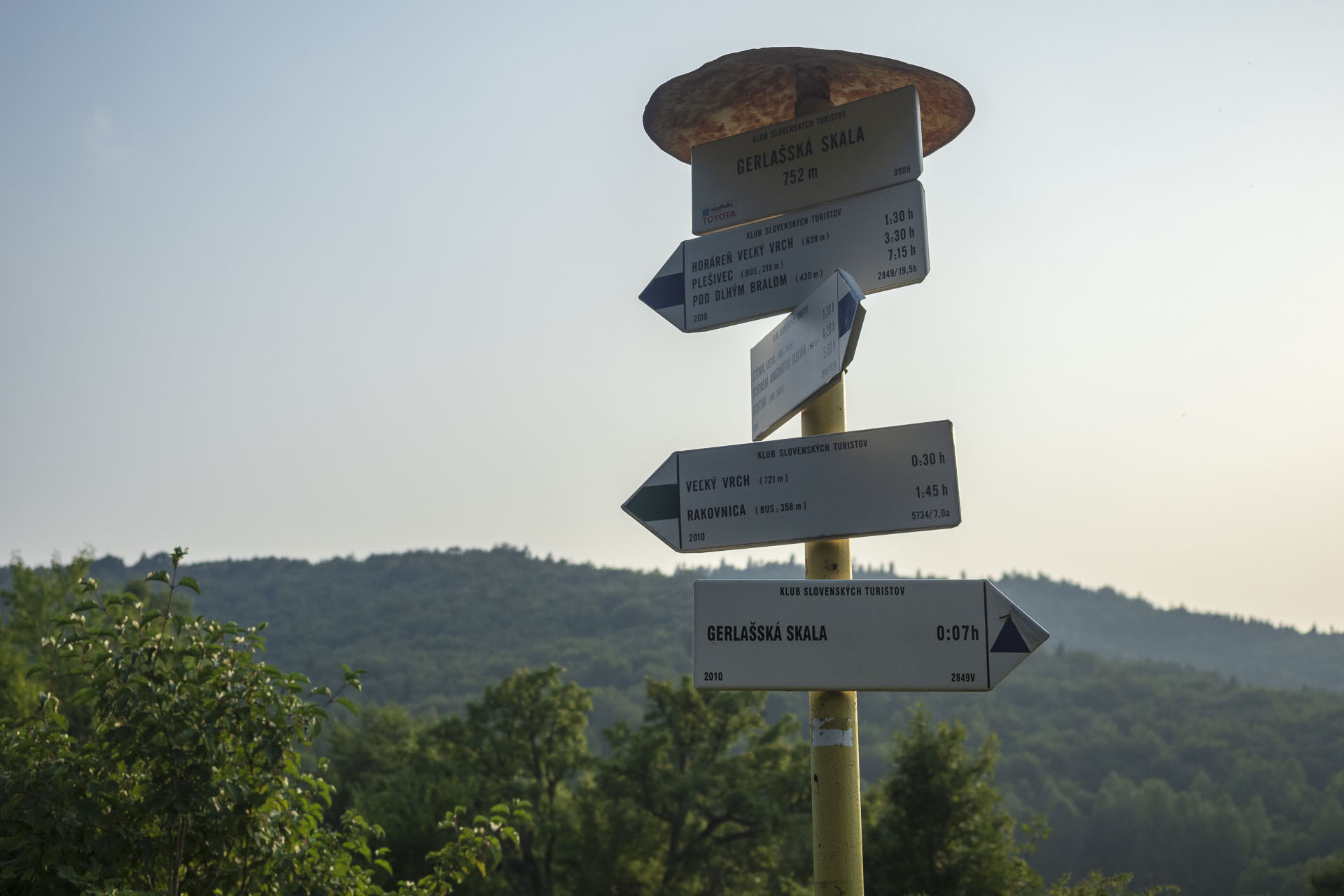 Gerlašská skala a Zvonárka z Rožňavského Bystrého (Slovenský kras)