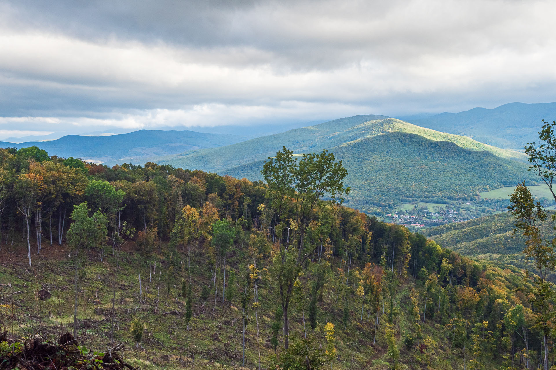 Horný vrch zo sedla Soroška (Slovenský kras)