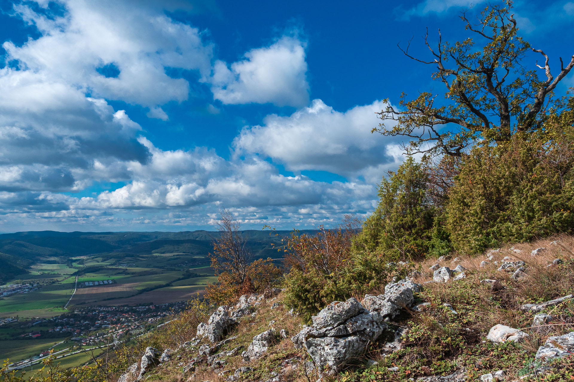 Horný vrch zo sedla Soroška (Slovenský kras)