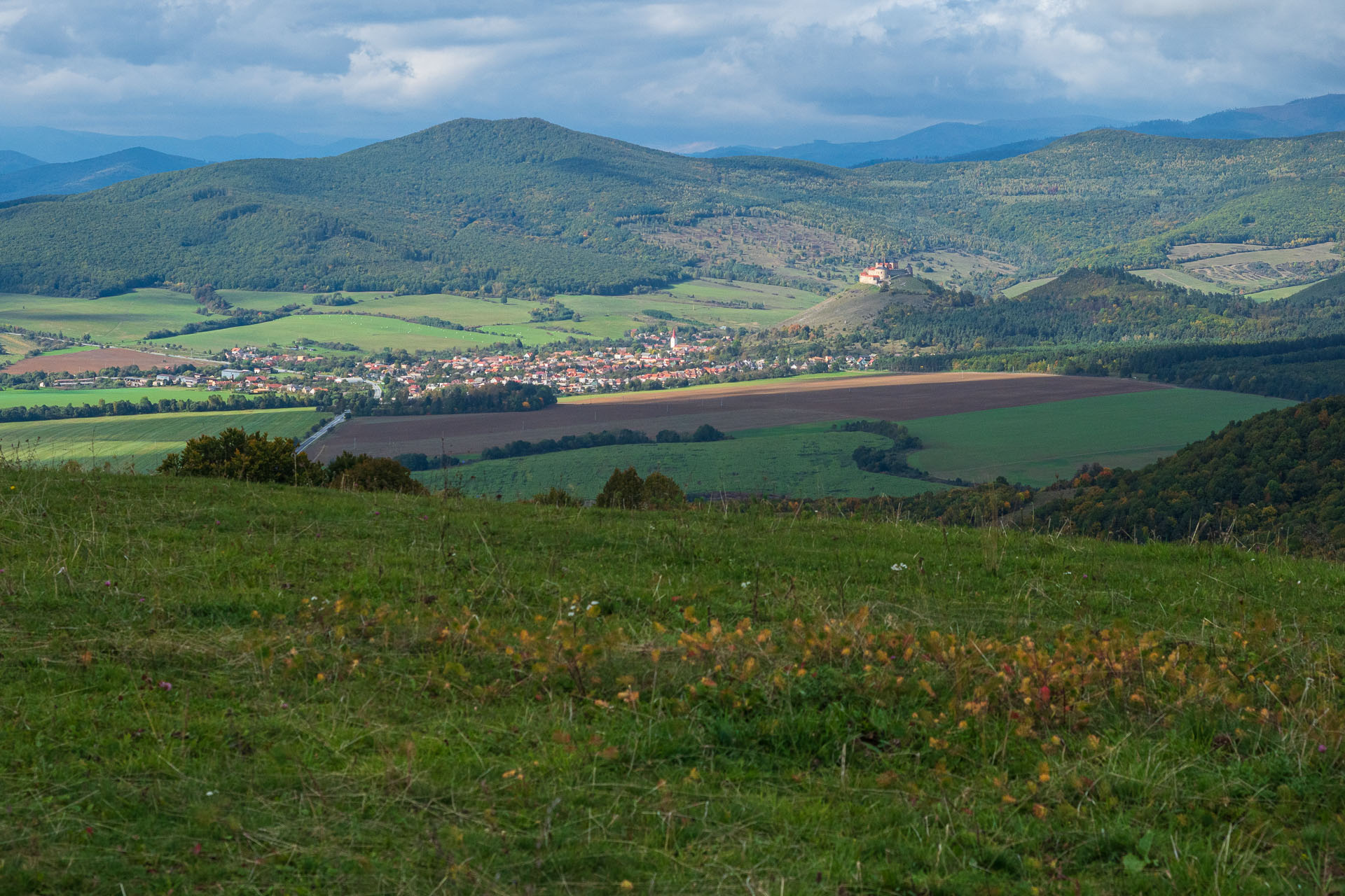 Horný vrch zo sedla Soroška (Slovenský kras)