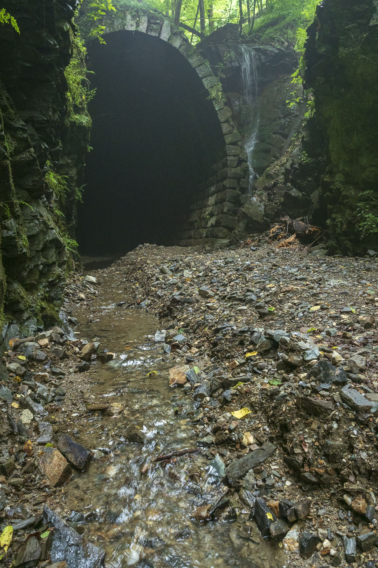 Koprášsky viadukt, Koprášsky a Slavošovský tunel zo Slavošoviec (Stolické vrchy)