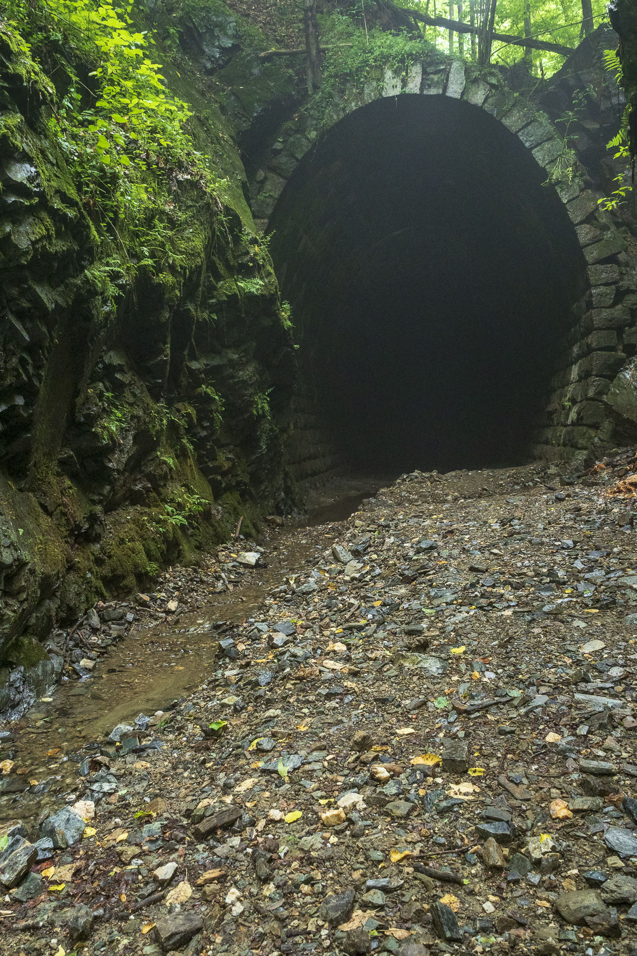 Koprášsky viadukt, Koprášsky a Slavošovský tunel zo Slavošoviec (Stolické vrchy)