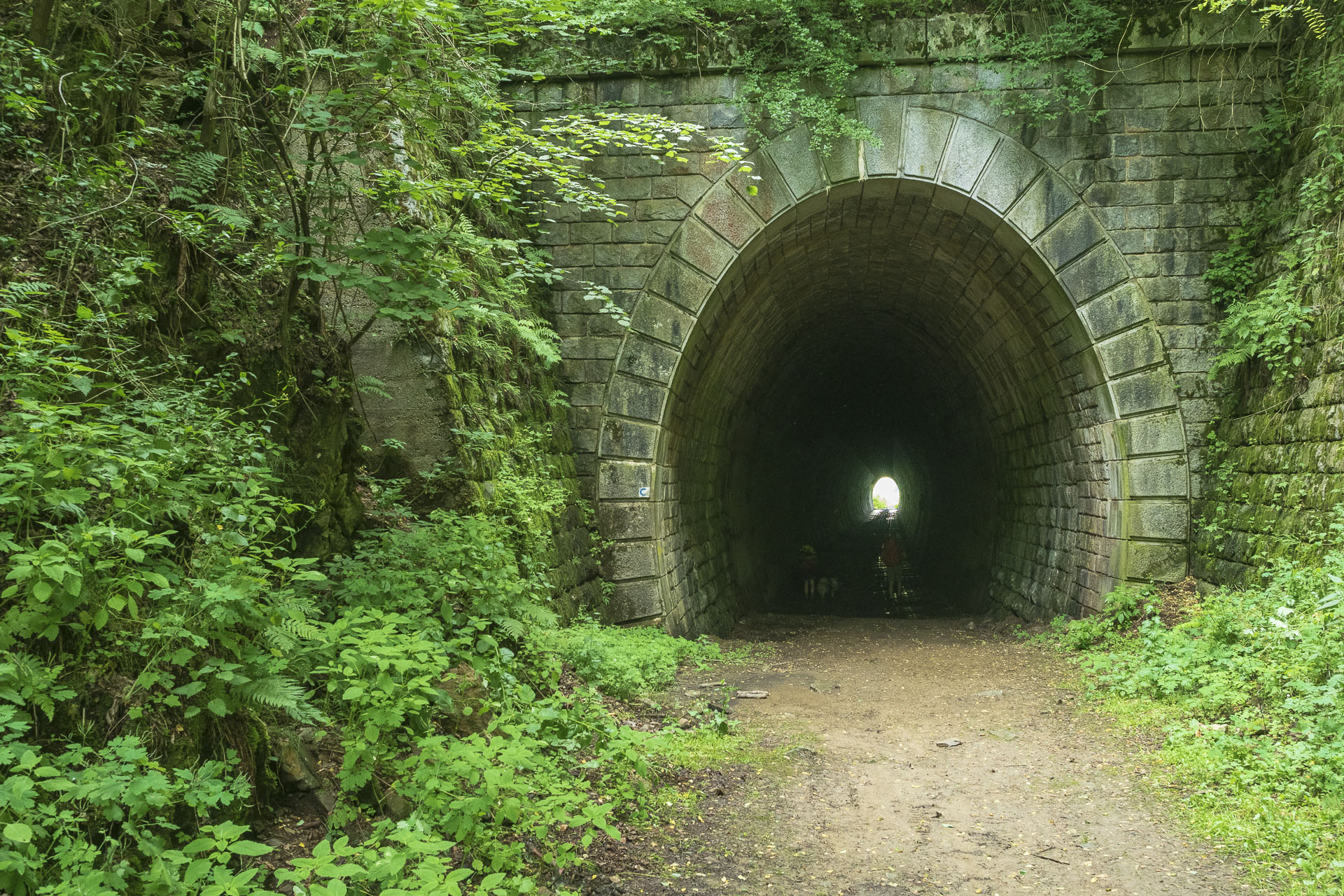 Koprášsky viadukt, Koprášsky a Slavošovský tunel zo Slavošoviec (Stolické vrchy)