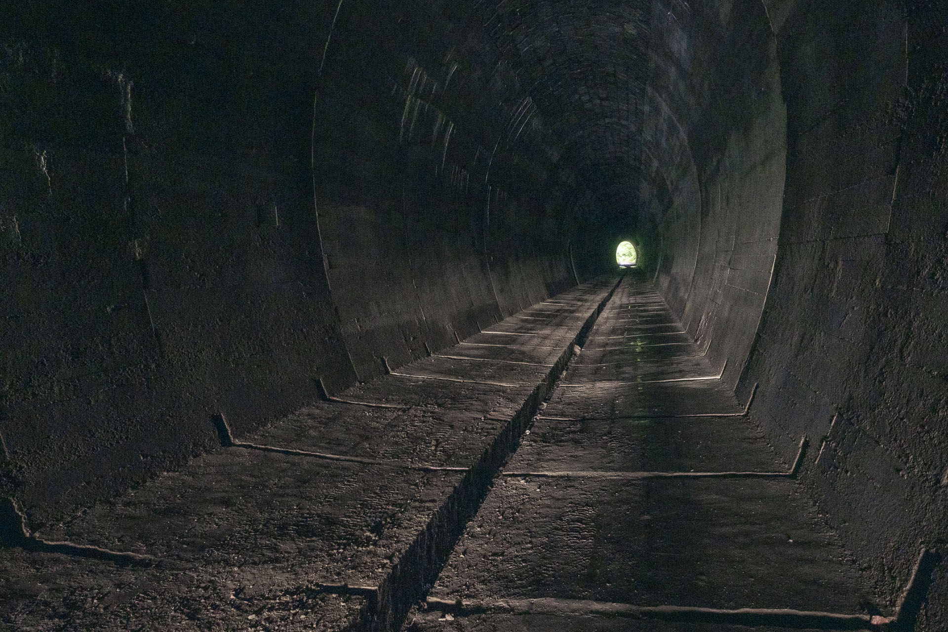 Koprášsky viadukt, Koprášsky a Slavošovský tunel zo Slavošoviec (Stolické vrchy)