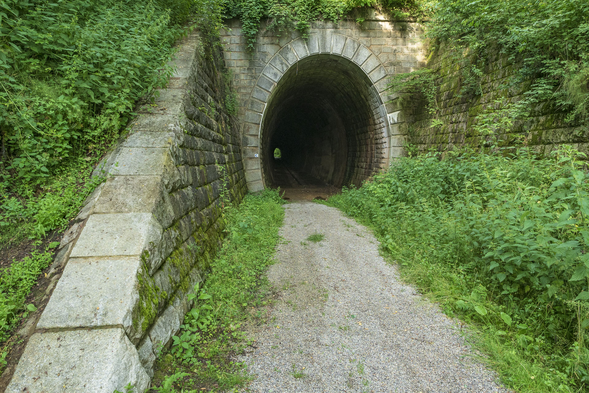 Koprášsky viadukt, Koprášsky a Slavošovský tunel zo Slavošoviec (Stolické vrchy)