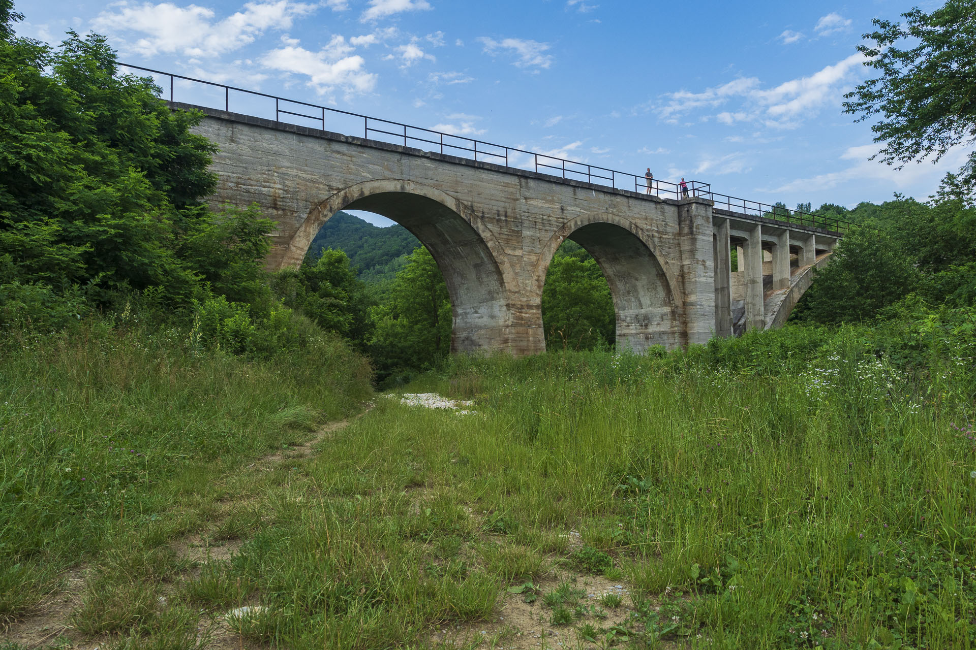 Koprášsky viadukt, Koprášsky a Slavošovský tunel zo Slavošoviec (Stolické vrchy)