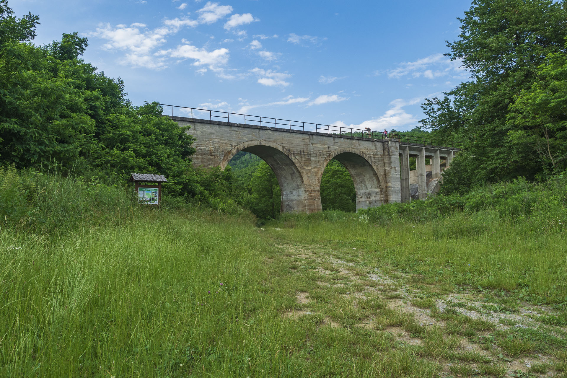 Koprášsky viadukt, Koprášsky a Slavošovský tunel zo Slavošoviec (Stolické vrchy)