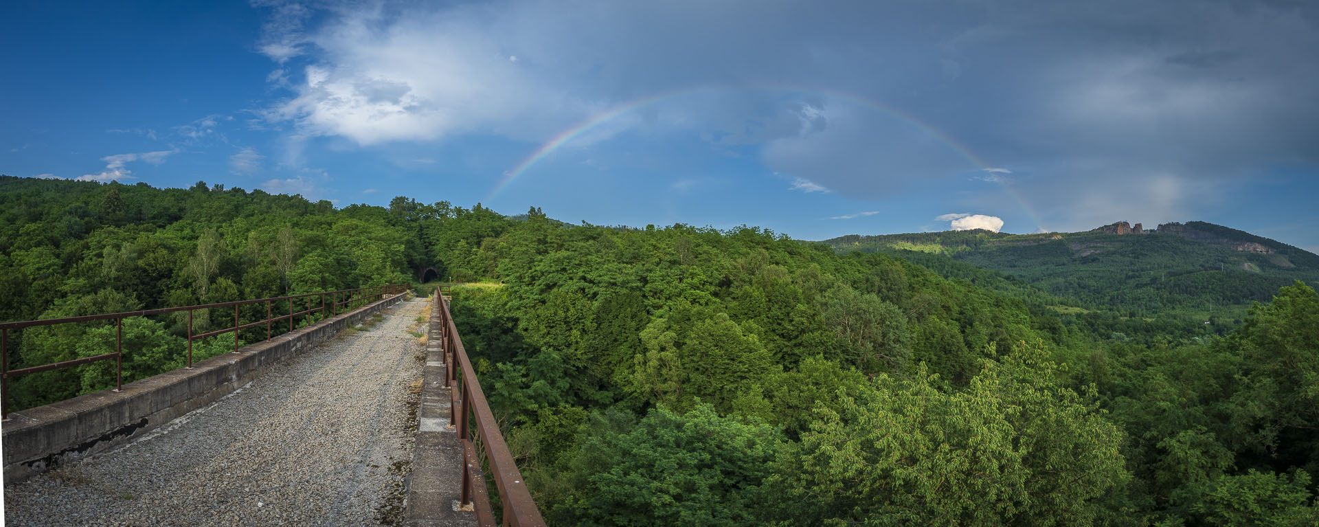 Koprášsky viadukt, Koprášsky a Slavošovský tunel zo Slavošoviec (Stolické vrchy)