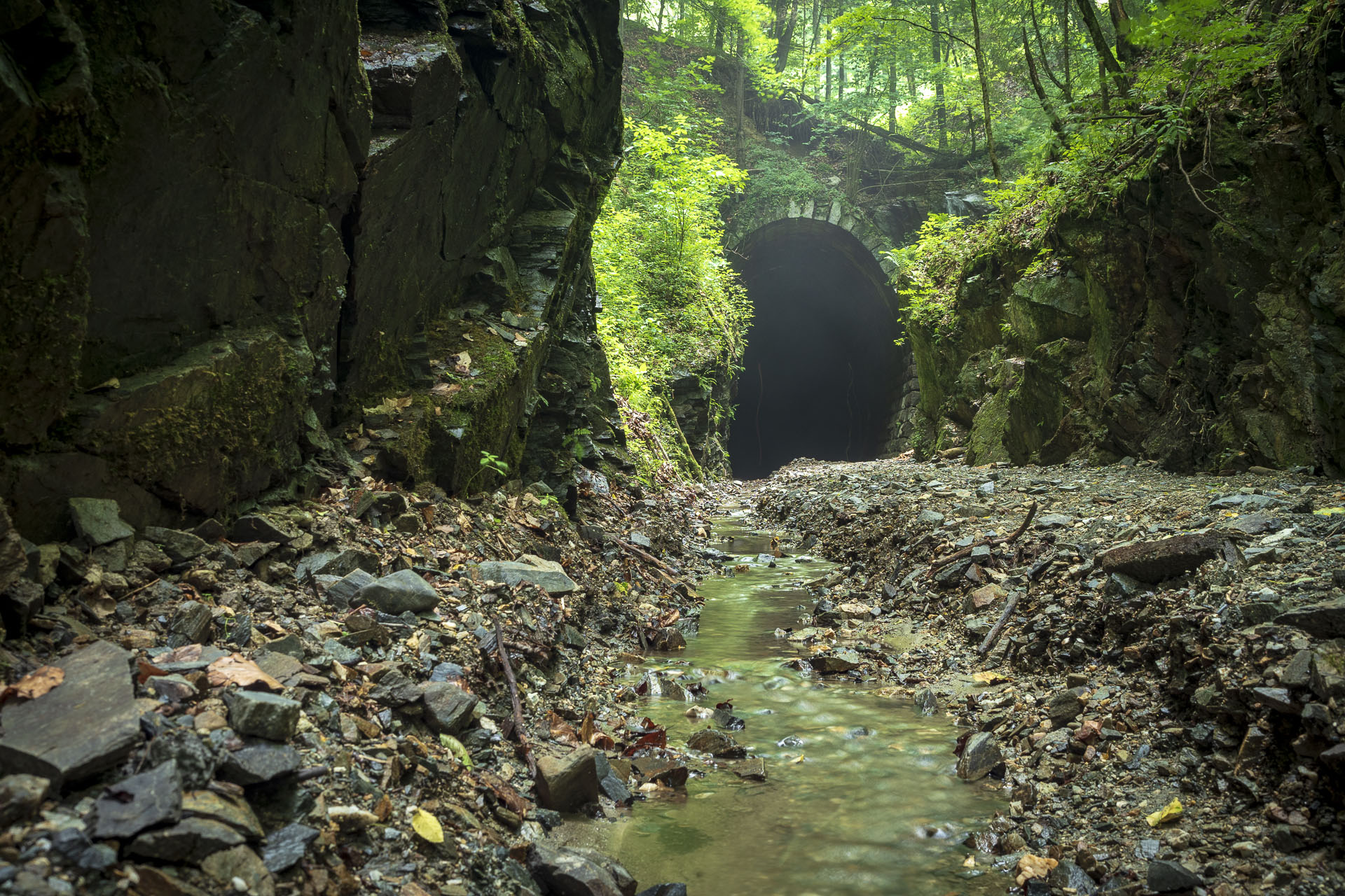 Koprášsky viadukt, Koprášsky a Slavošovský tunel zo Slavošoviec (Stolické vrchy)