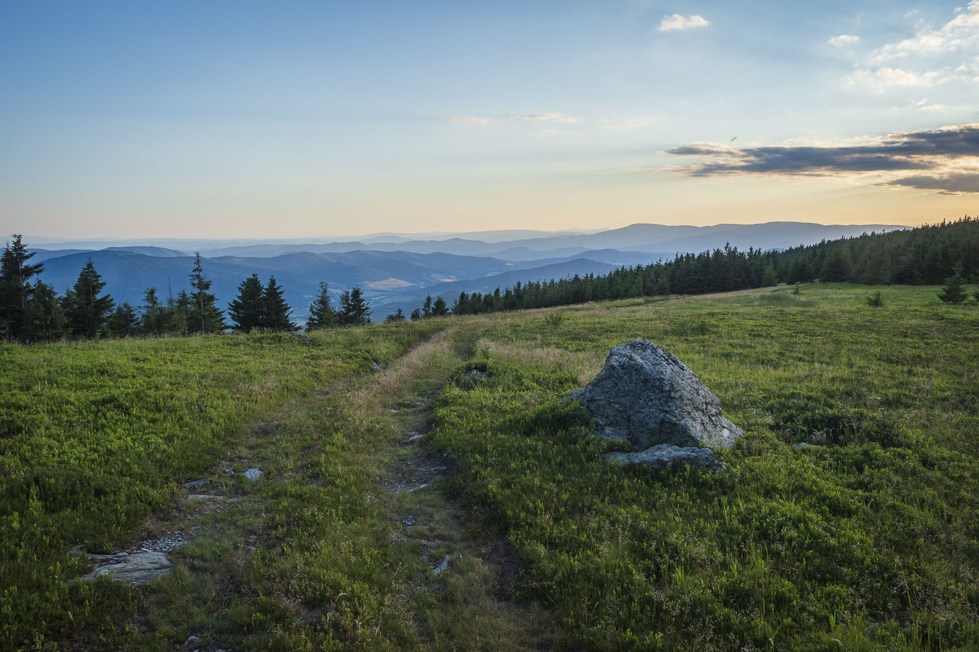 Skalisko z Henclovej (Volovské vrchy)