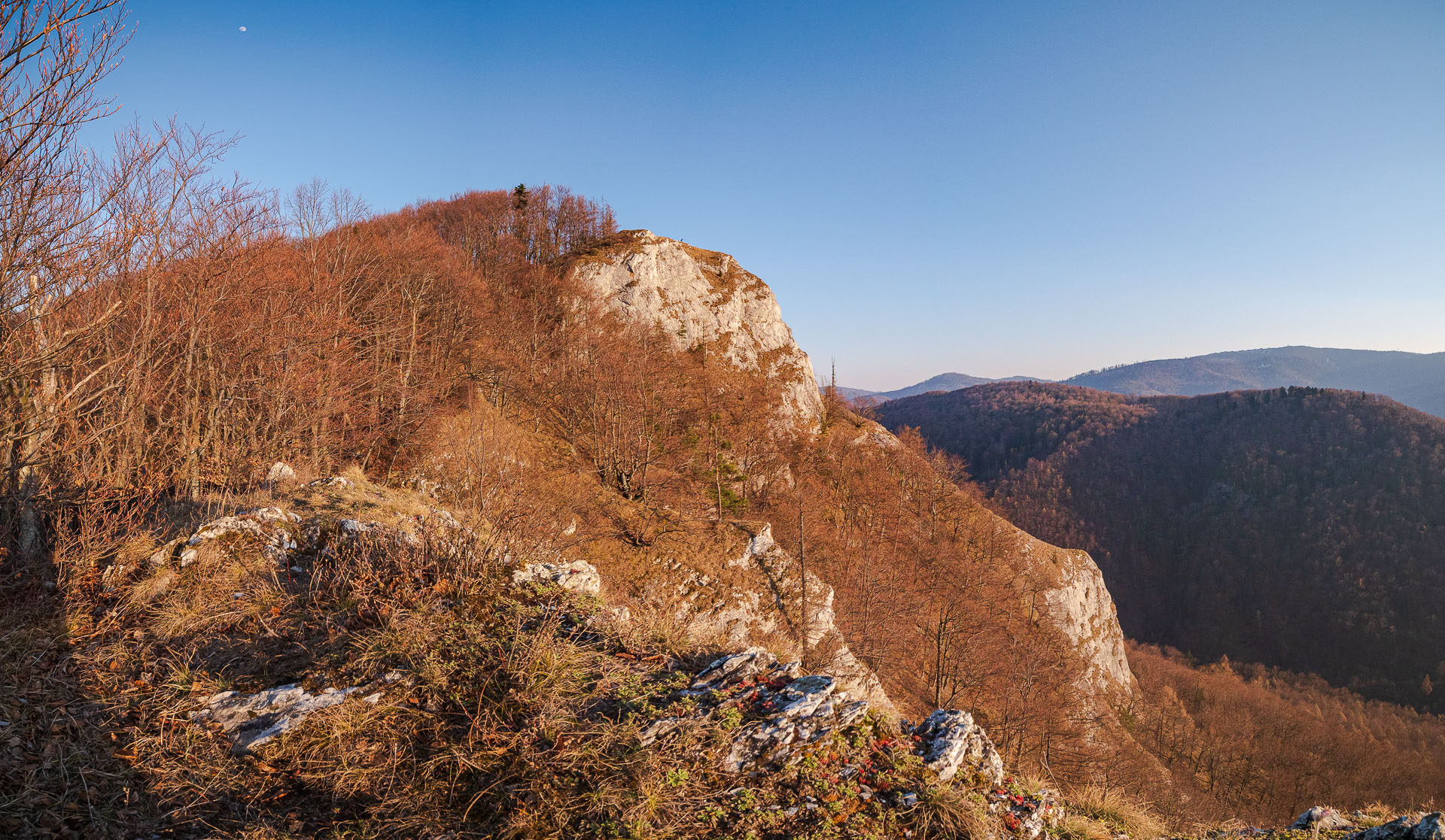 Folkmarská skala od Kamenného hŕbka, odpočívadla (Volovské vrchy)
