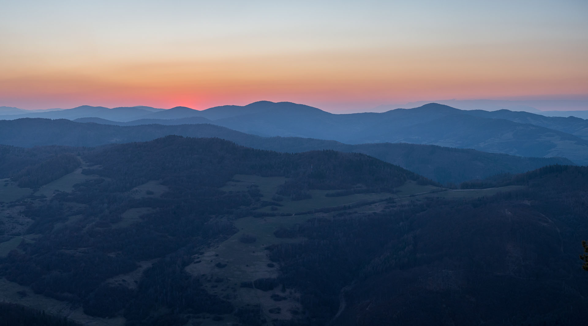 Folkmarská skala od Kamenného hŕbka, odpočívadla (Volovské vrchy)