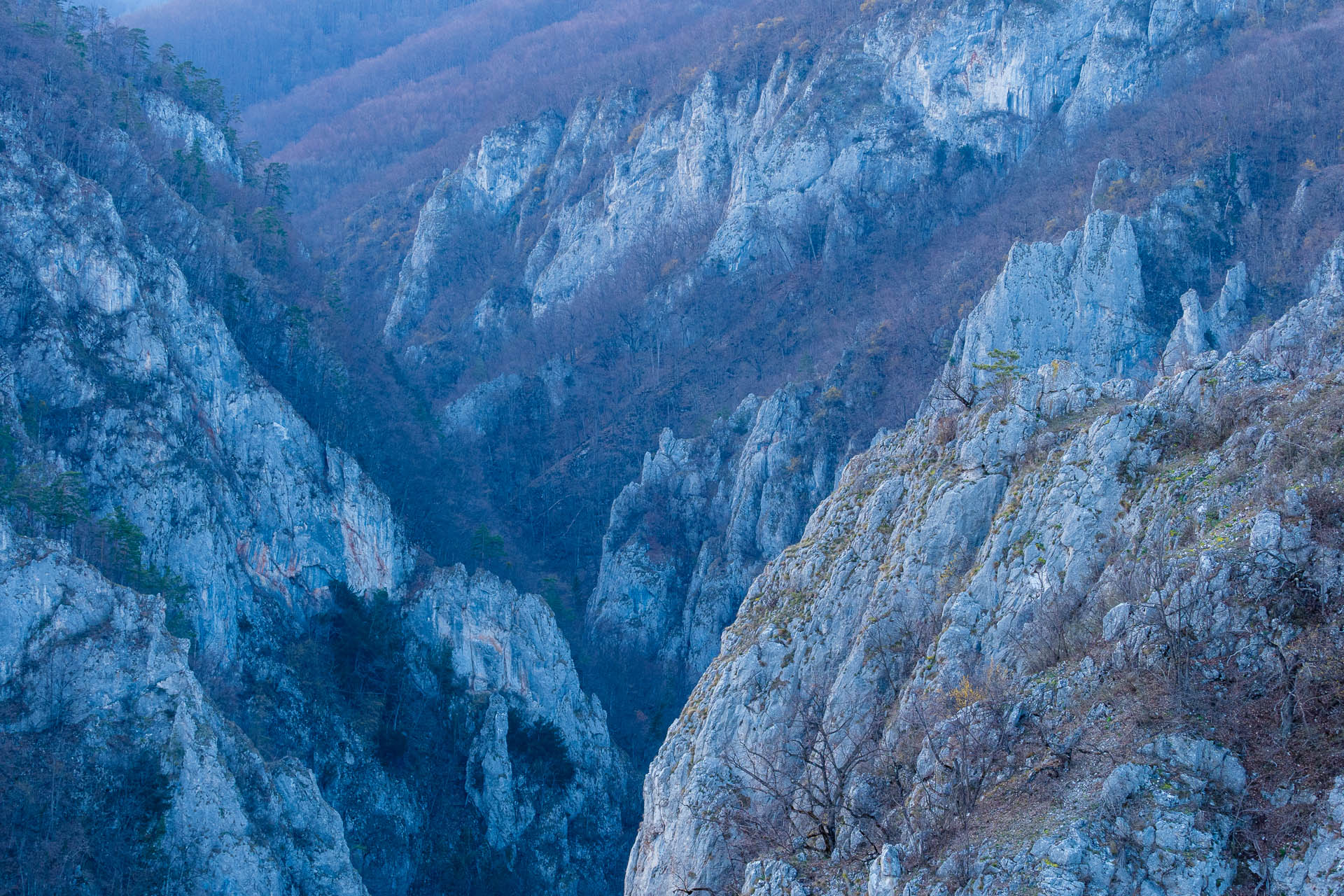 Vyhliadka v Zádieli z Hačavy (Slovenský kras)