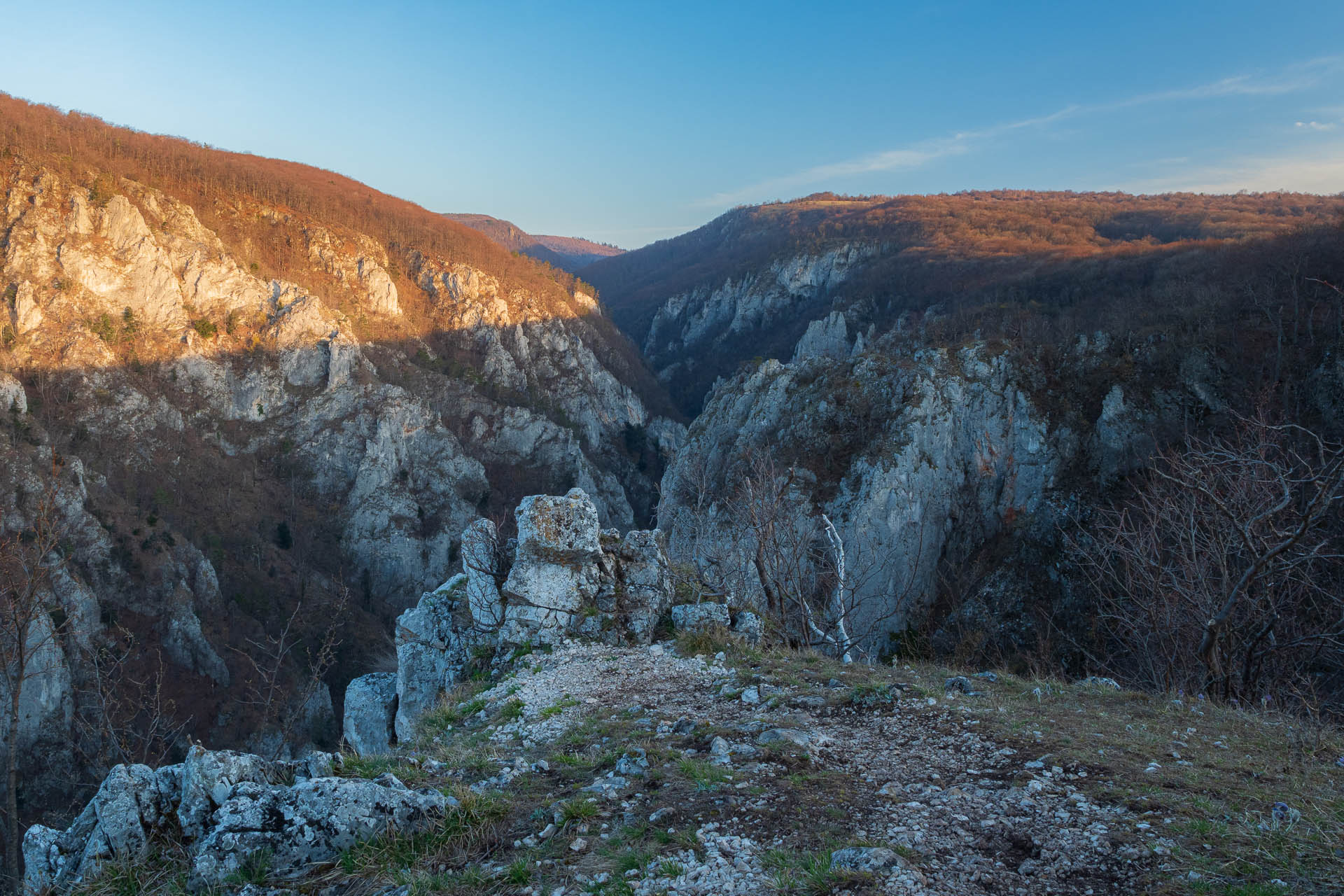 Vyhliadka v Zádieli z Hačavy (Slovenský kras)