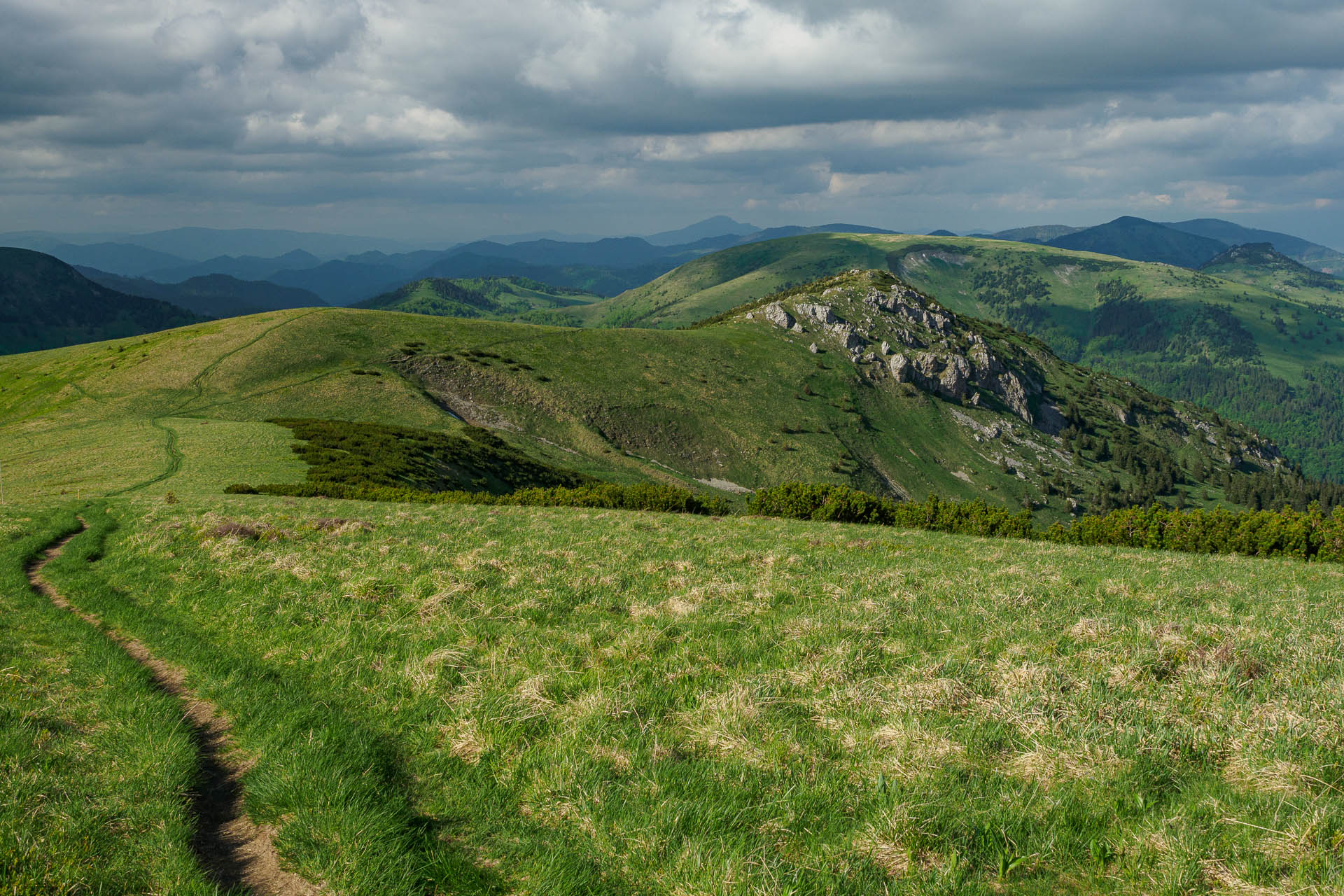 Z Vyšnej Revúcej cez Krížnu a Ostredok na Salaš pod Suchým vrchom (Veľká Fatra)