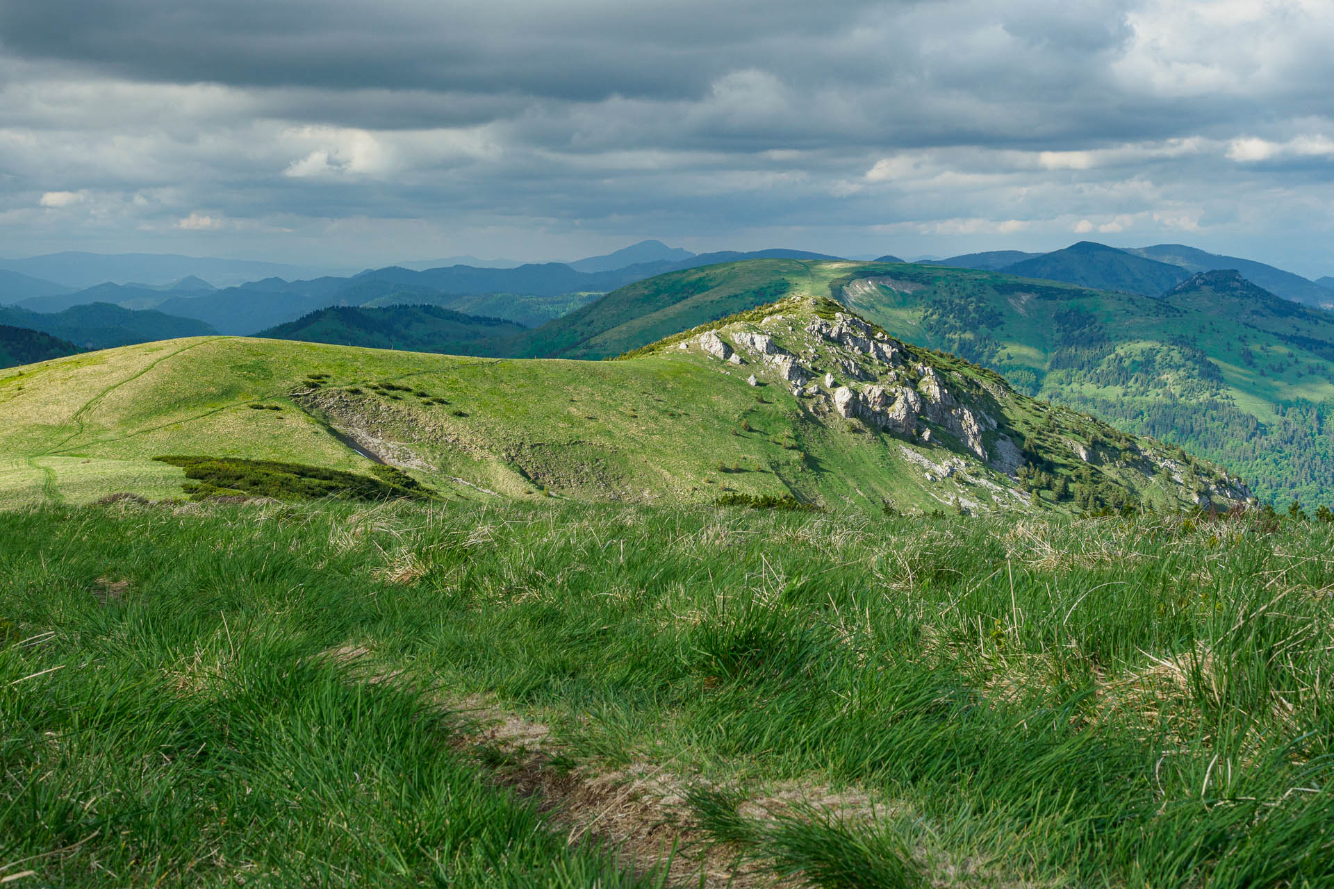 Z Vyšnej Revúcej cez Krížnu a Ostredok na Salaš pod Suchým vrchom (Veľká Fatra)